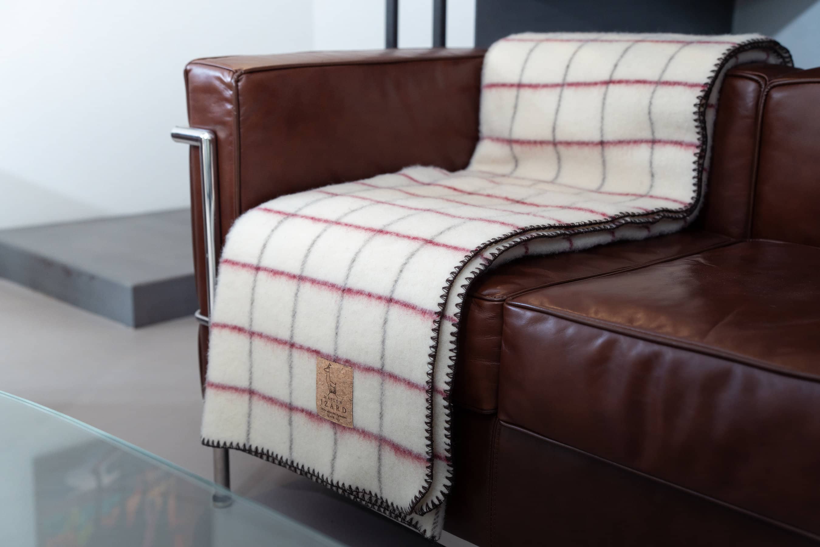 Plaid couverture vintage en 100% laine naturelle des Pyrénées, dimension 130x170, artisanat made in france, blanc écru, à carreaux, avec rayures bordeaux rosées et marrons brun.