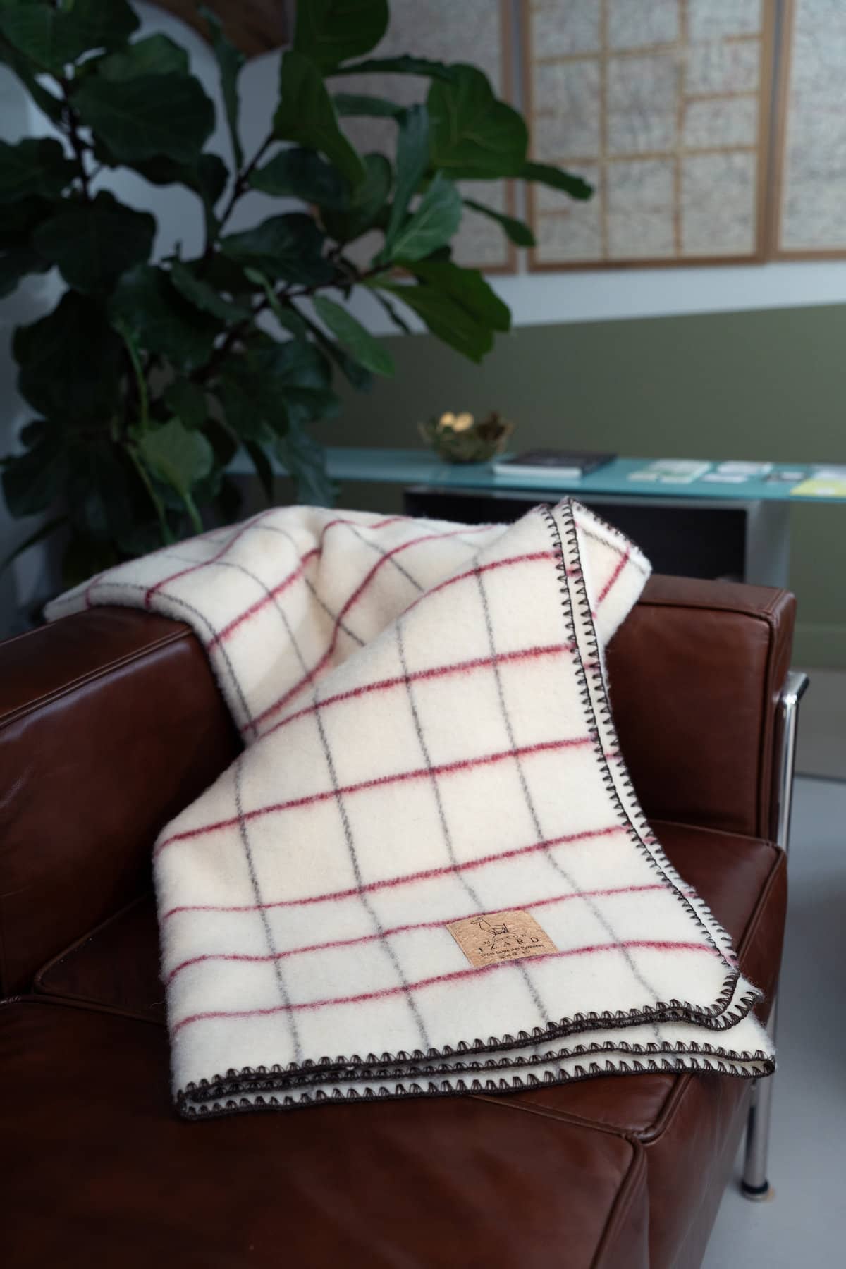 Plaid couverture vintage en 100% laine naturelle des Pyrénées, dimension 130x170, artisanat made in france, blanc écru, à carreaux, avec rayures bordeaux rosées et marrons brun.