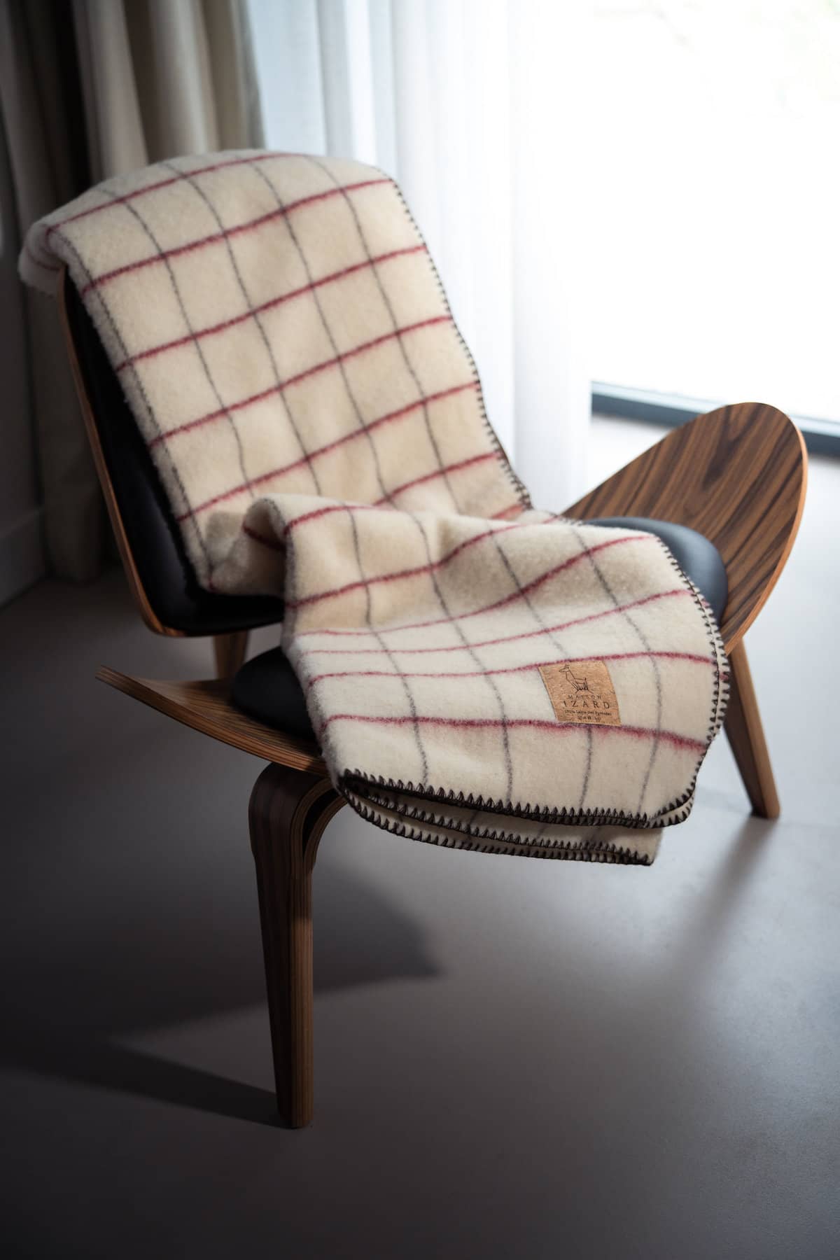 Plaid couverture vintage en 100% laine naturelle des Pyrénées, dimension 130x170, artisanat made in france, blanc écru, à carreaux, avec rayures bordeaux rosées et marrons brun.