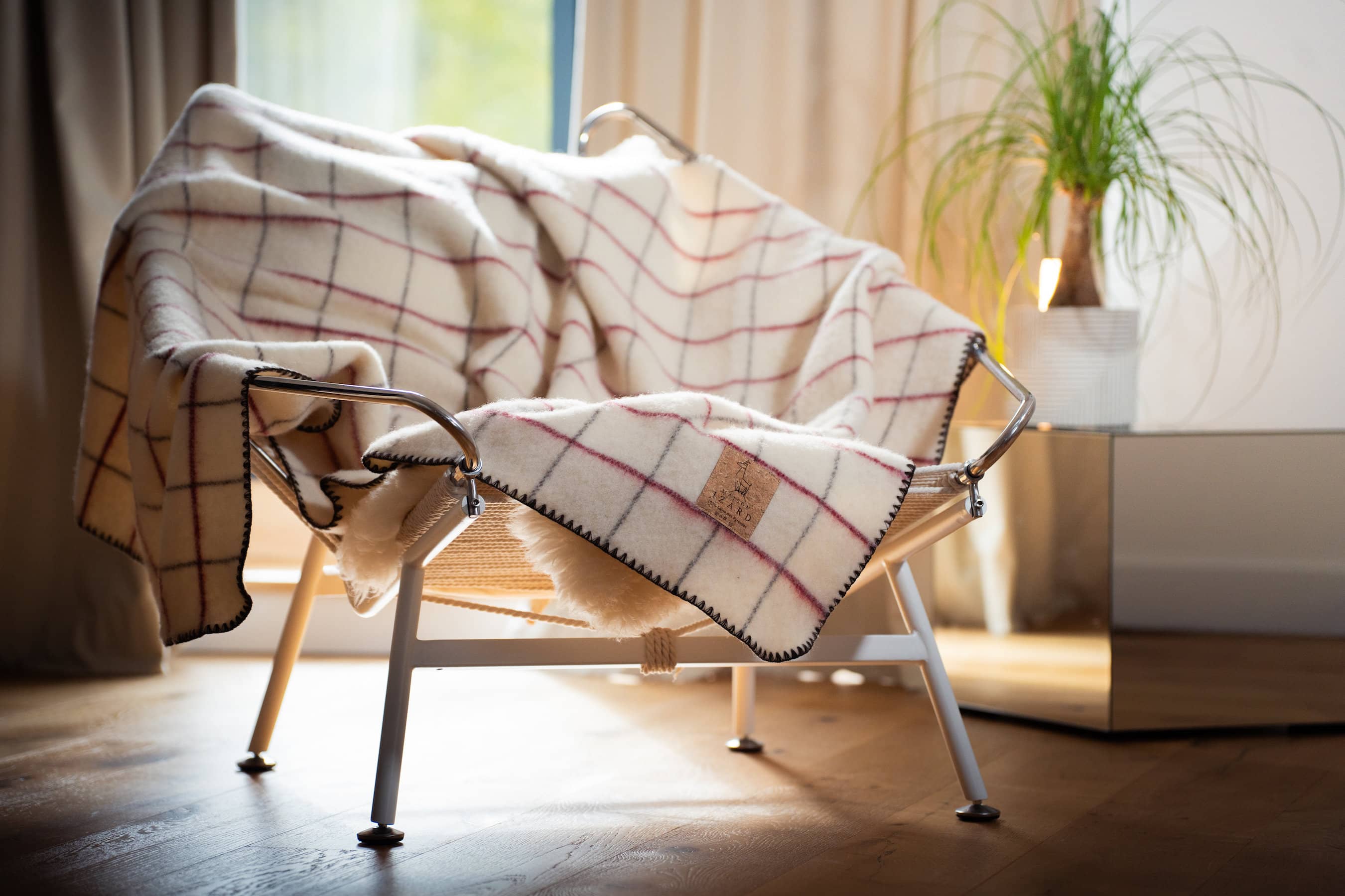 Plaid couverture vintage en 100% laine naturelle des Pyrénées, dimension 130x170, artisanat made in france, blanc écru, à carreaux, avec rayures bordeaux rosées et marrons brun.