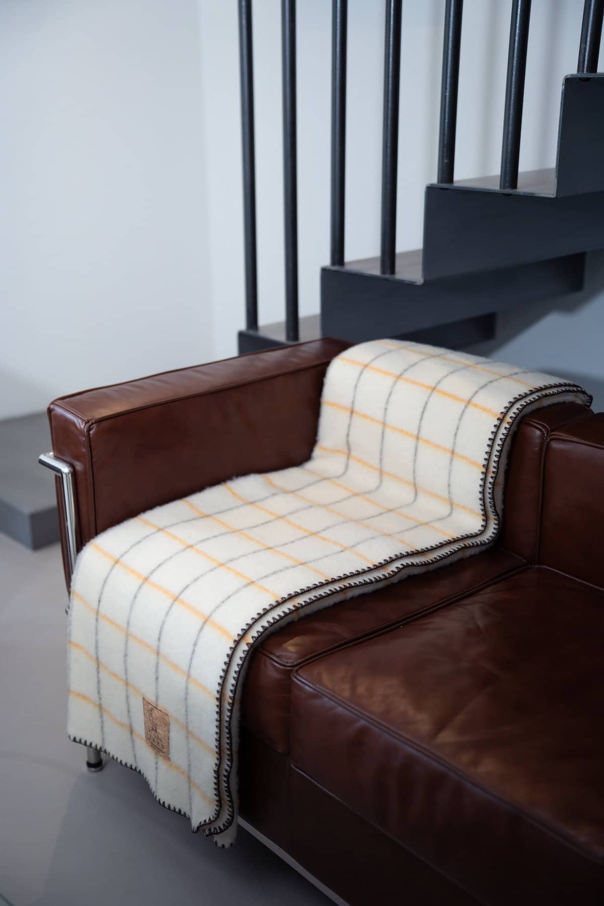 Plaid couverture vintage en 100% laine naturelle des Pyrénées, dimension 130x170, artisant made in france, blanc écru, à carreaux, avec rayures jaunes dorées et marrons brun.