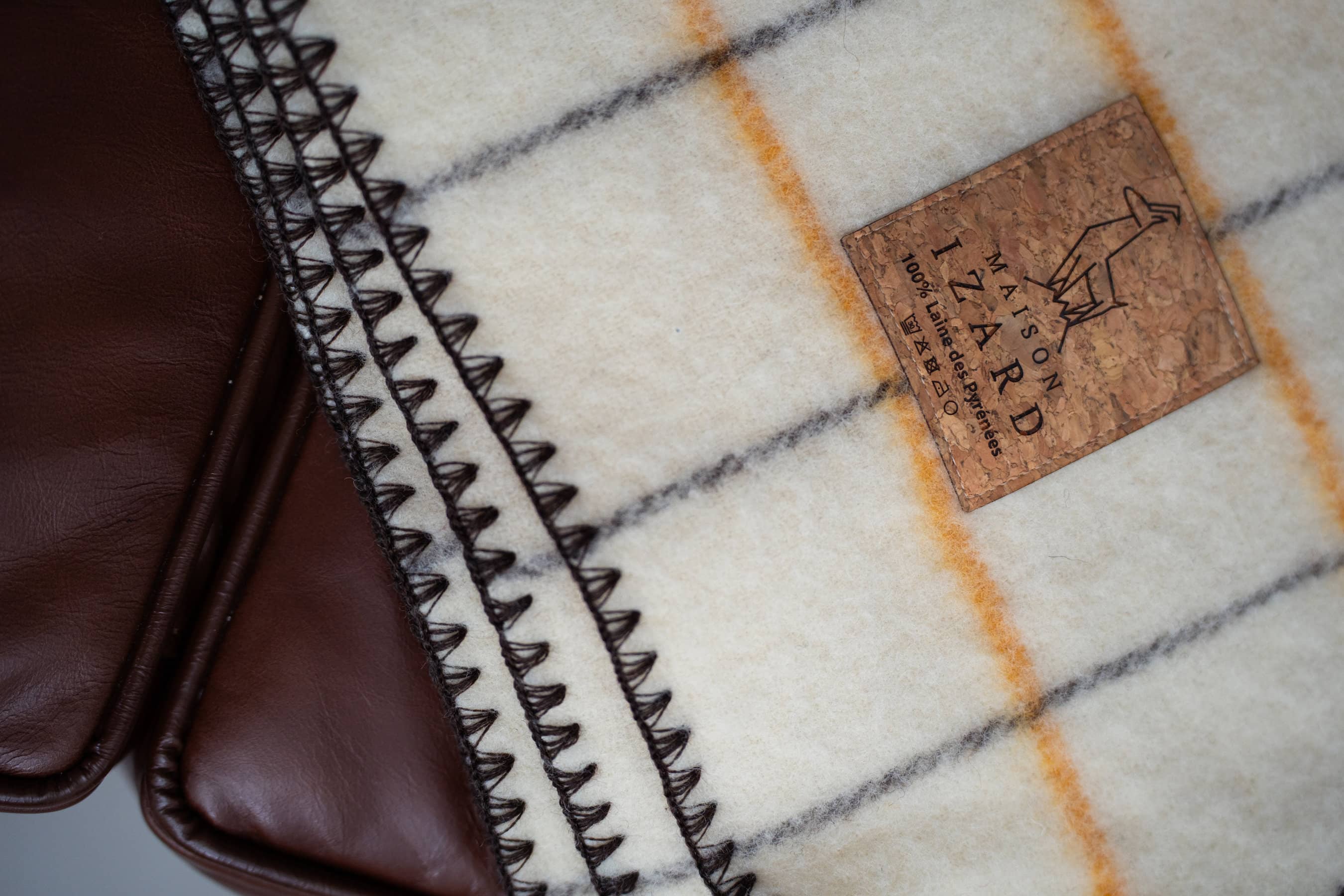 Plaid couverture vintage en 100% laine naturelle des Pyrénées, dimension 130x170, made in france, blanc écru, à carreaux, avec rayures jaunes dorées et marrons brun.