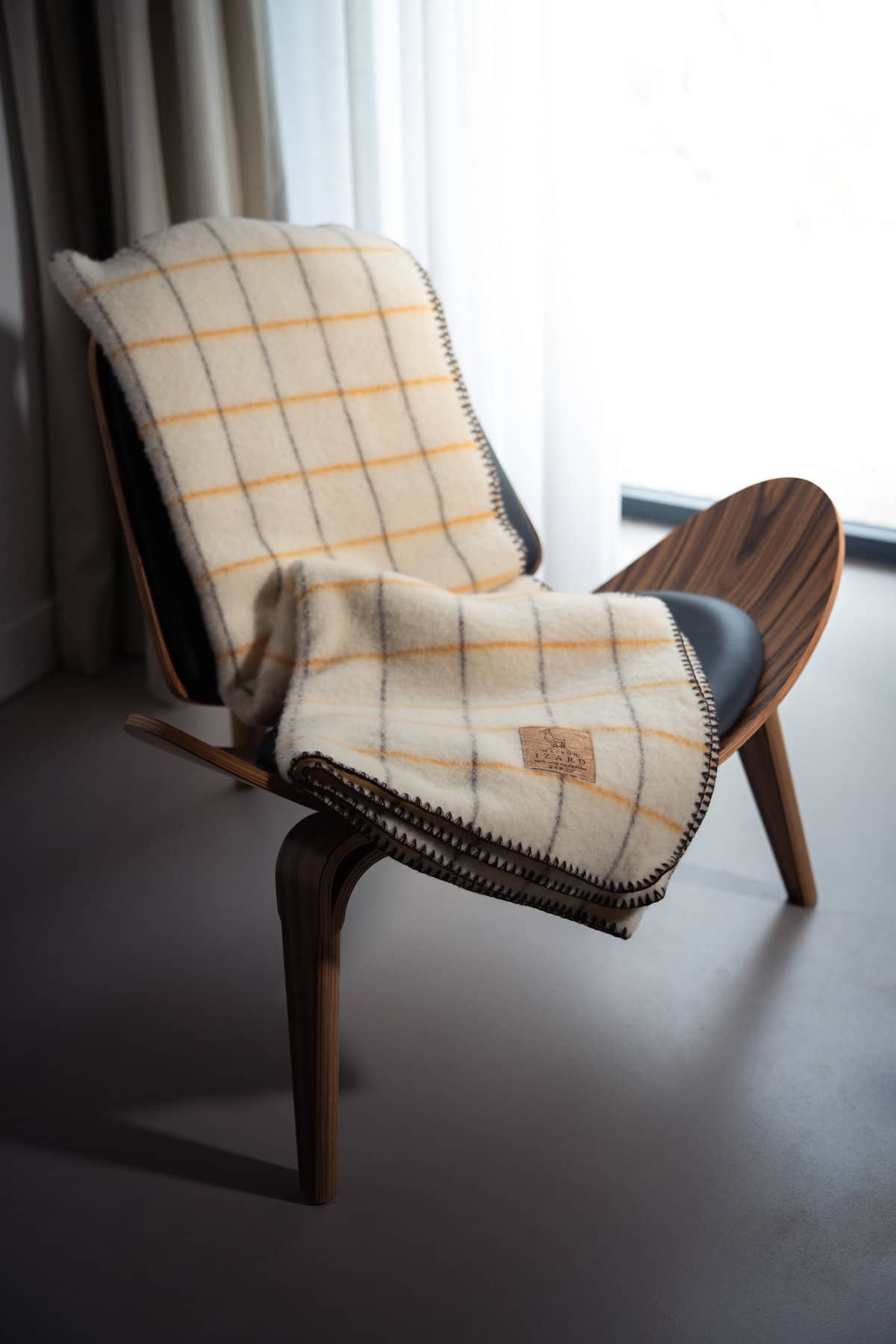 Plaid couverture vintage en 100% laine naturelle des Pyrénées, dimension 130x170, made in france, blanc écru, à carreaux, avec rayures jaunes dorées et marrons brun.