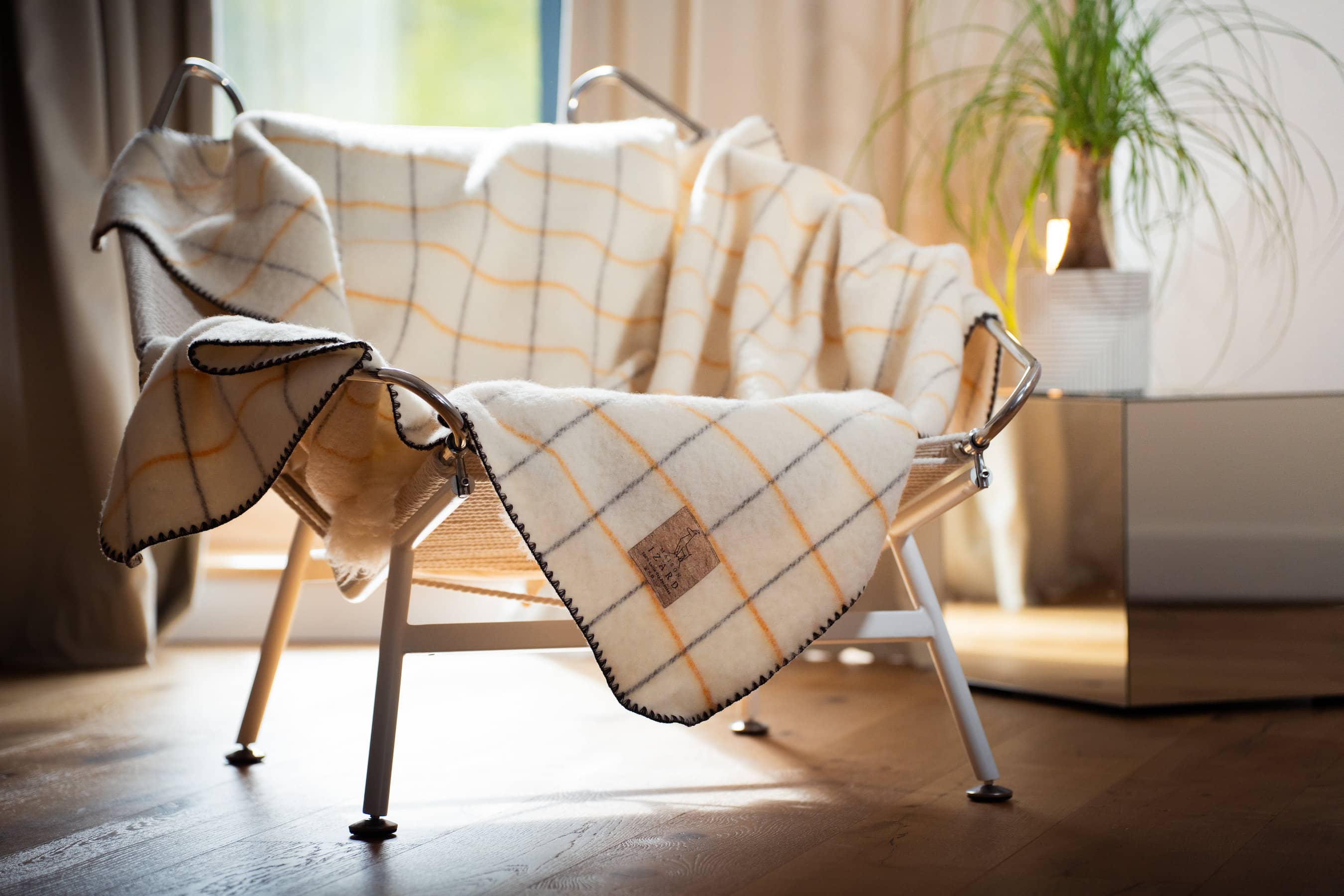 Plaid couverture vintage en 100% laine naturelle des Pyrénées, dimension 130x170, made in france, blanc écru, à carreaux, avec rayures jaunes dorées et marrons brun.