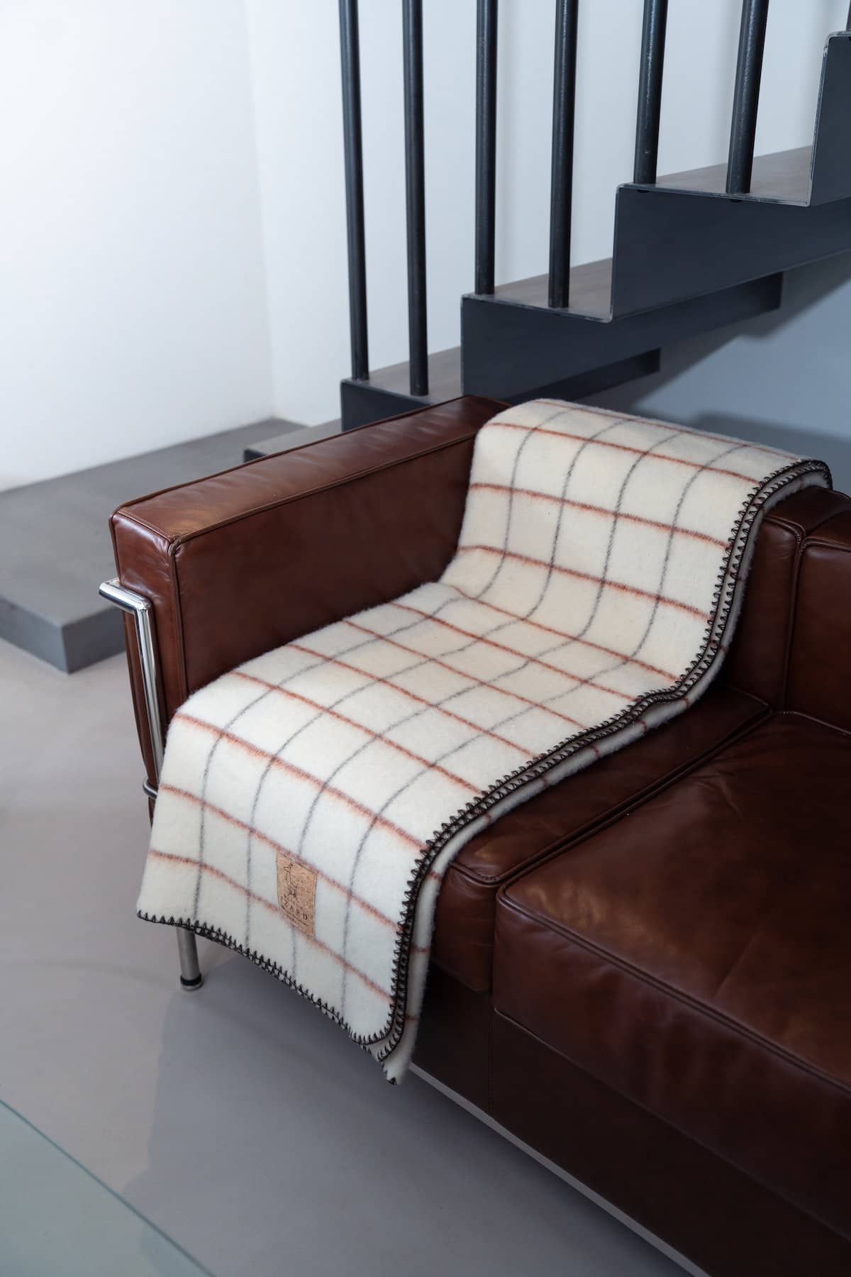 Plaid couverture vintage en 100% laine naturelle des Pyrénées, dimension 130x170, artisant made in france, blanc écru, à carreaux, avec rayures terracotta brique et marrons brun.