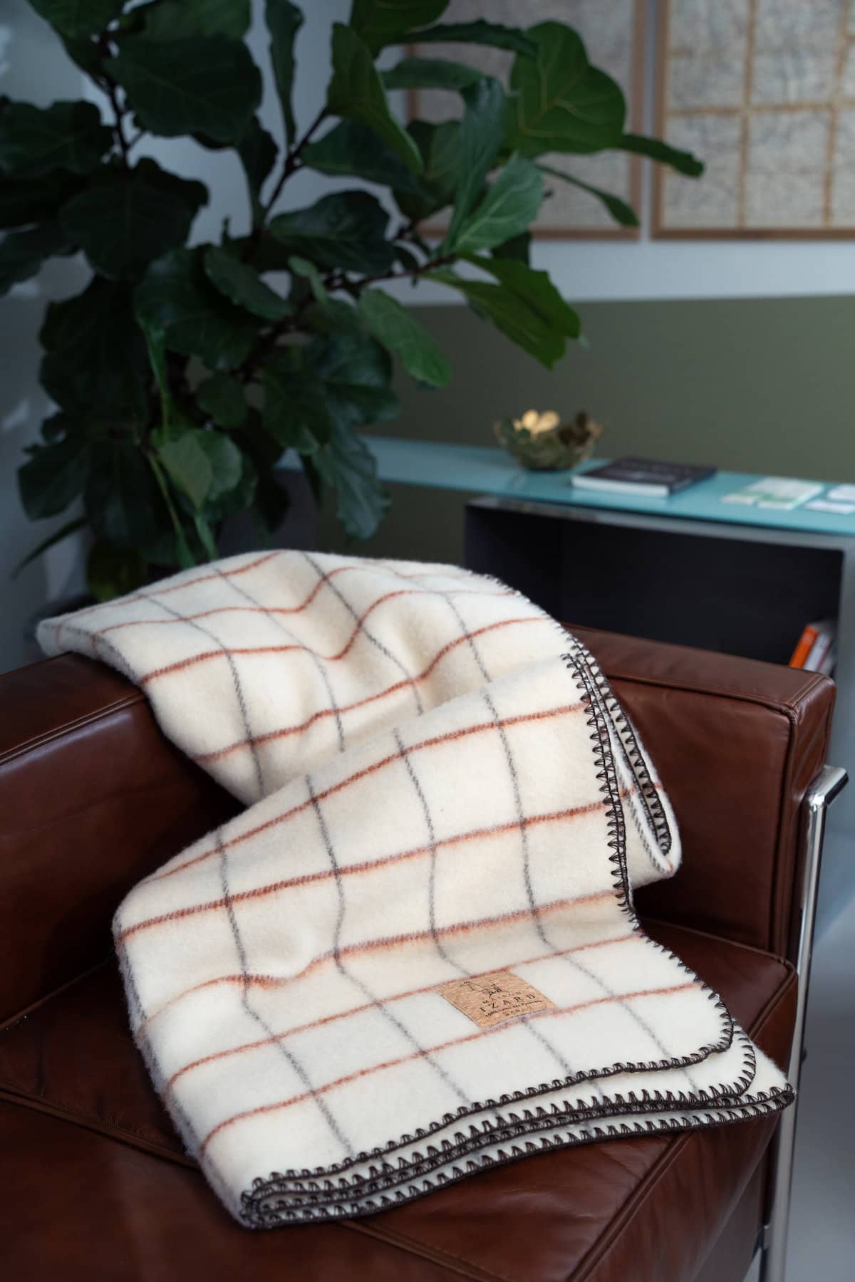 Plaid couverture vintage en 100% laine naturelle des Pyrénées, dimension 130x170, artisant made in france, blanc écru, à carreaux, avec rayures terracotta brique et marrons brun.