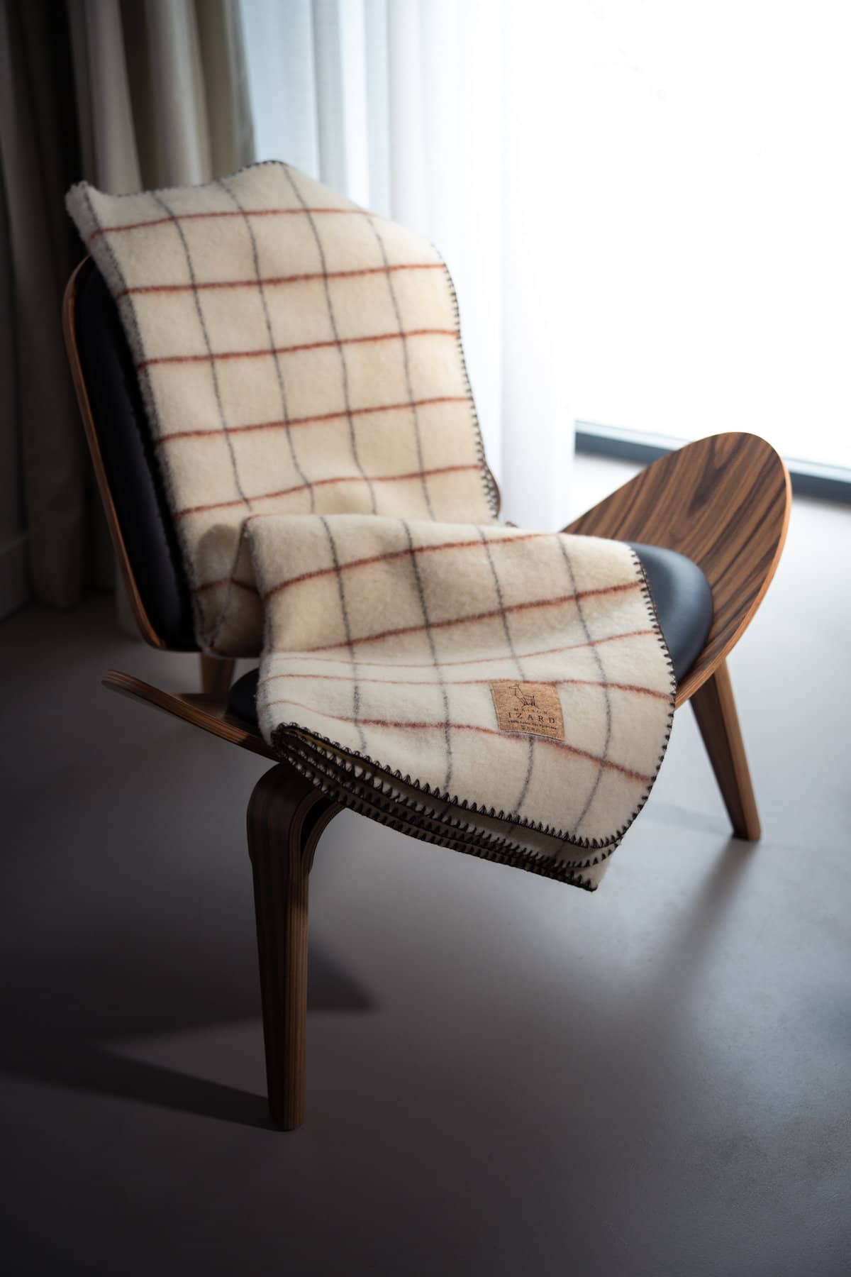 Plaid couverture vintage en 100% laine naturelle des Pyrénées, dimension 130x170, artisant made in france, blanc écru, à carreaux, avec rayures terracotta brique et marrons brun.