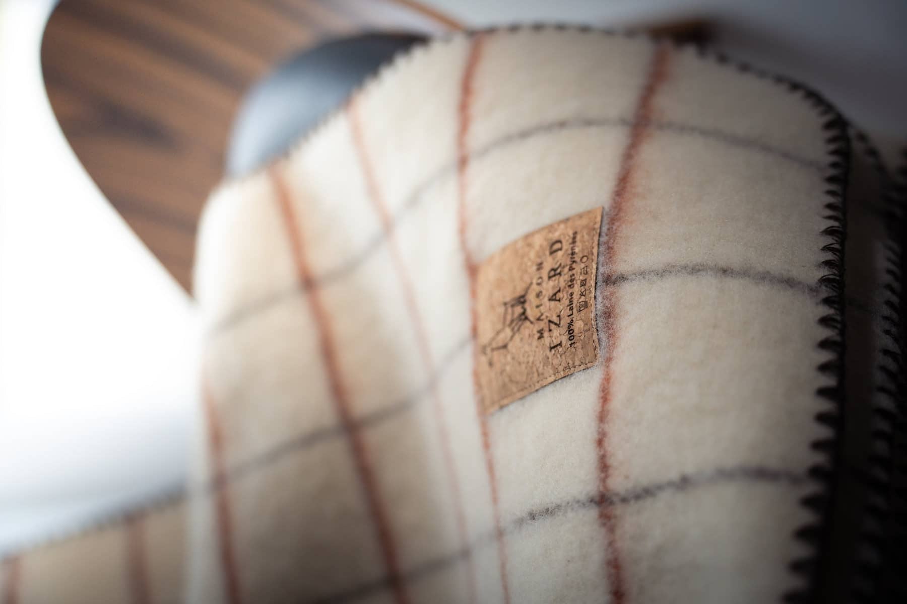 Plaid couverture vintage en 100% laine naturelle des Pyrénées, dimension 130x170, artisant made in france, blanc écru, à carreaux, avec rayures terracotta brique et marrons brun.