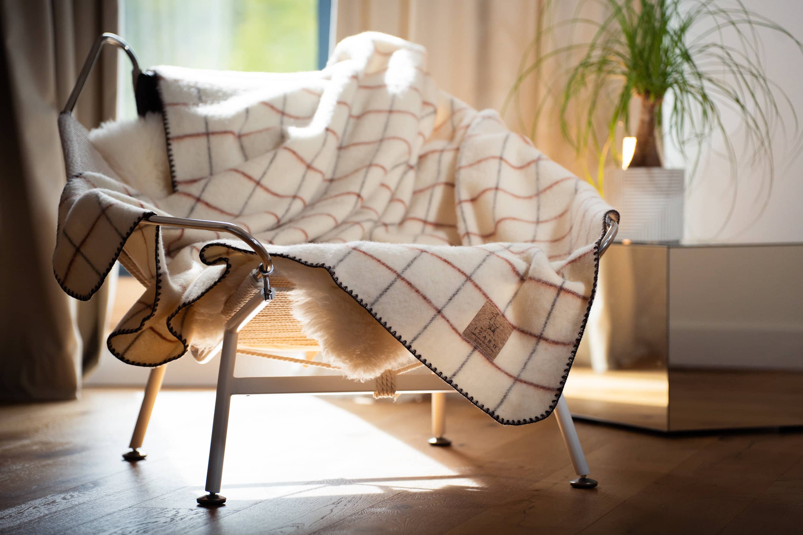 Plaid couverture vintage en 100% laine naturelle des Pyrénées, dimension 130x170, artisant made in france, blanc écru, à carreaux, avec rayures terracotta brique et marrons brun.