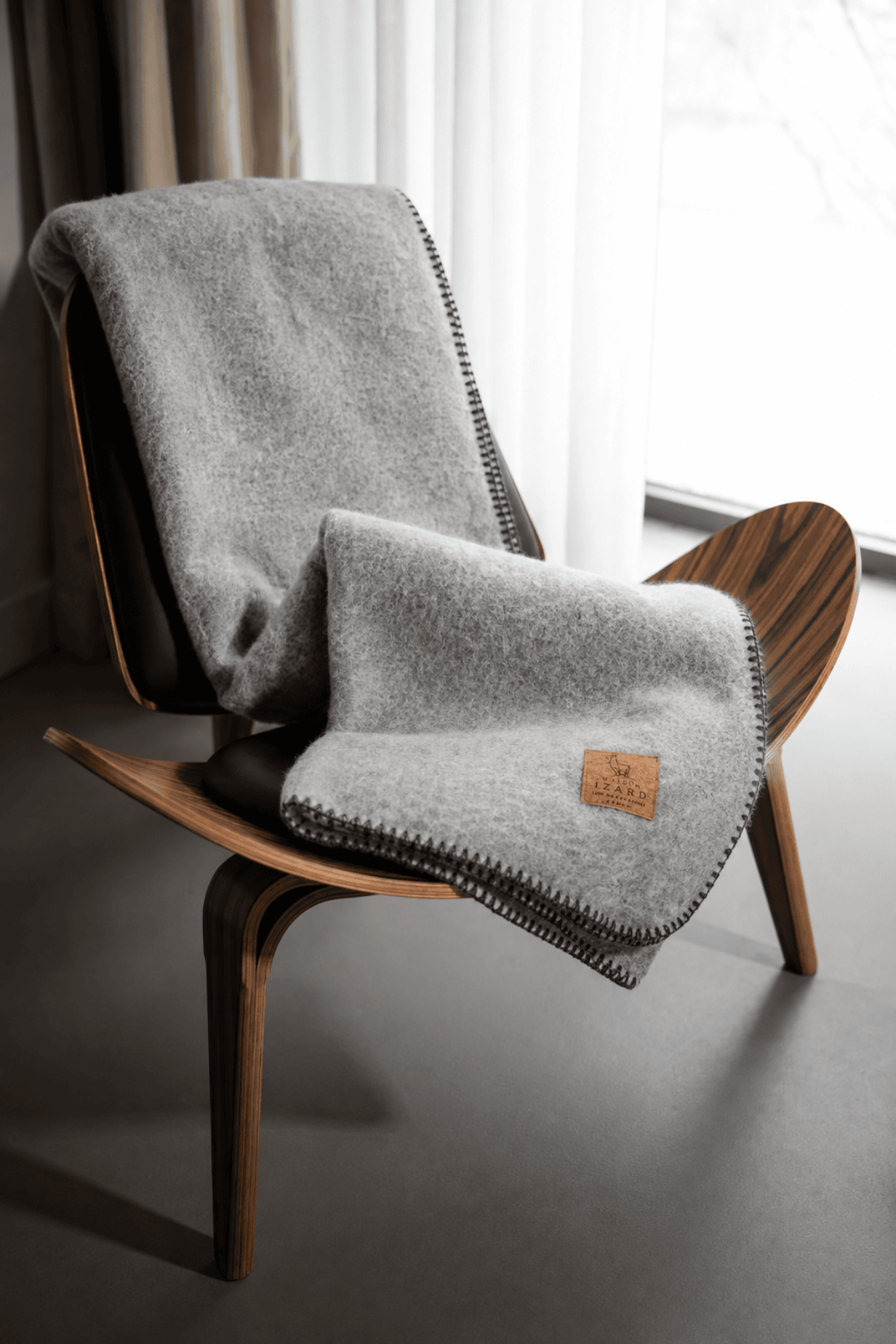Plaid épais en laine française gris clair fabriqué en france dans les Pyrénées 