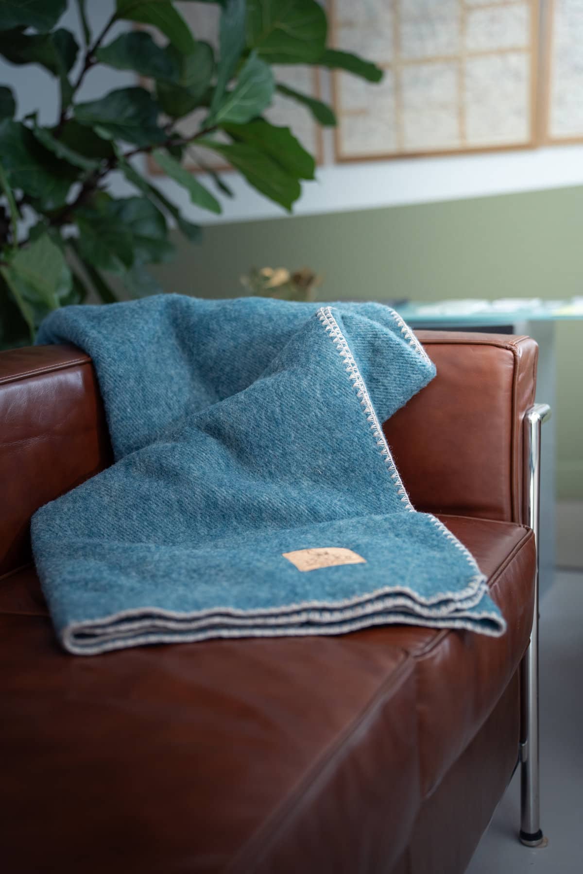 Plaid couverture, vert bleu paon, bords marrons, en 100% laine naturelle des Pyrénées, dimension 170x130, artisanat  made in france