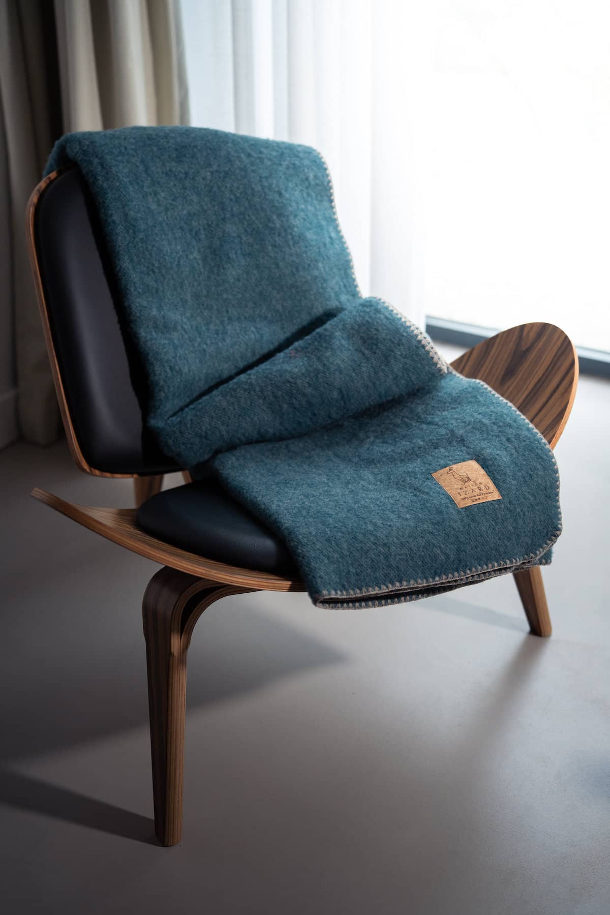 Plaid couverture, vert bleu paon, bords marrons, en 100% laine naturelle des Pyrénées, dimension 170x130, artisanat  made in france