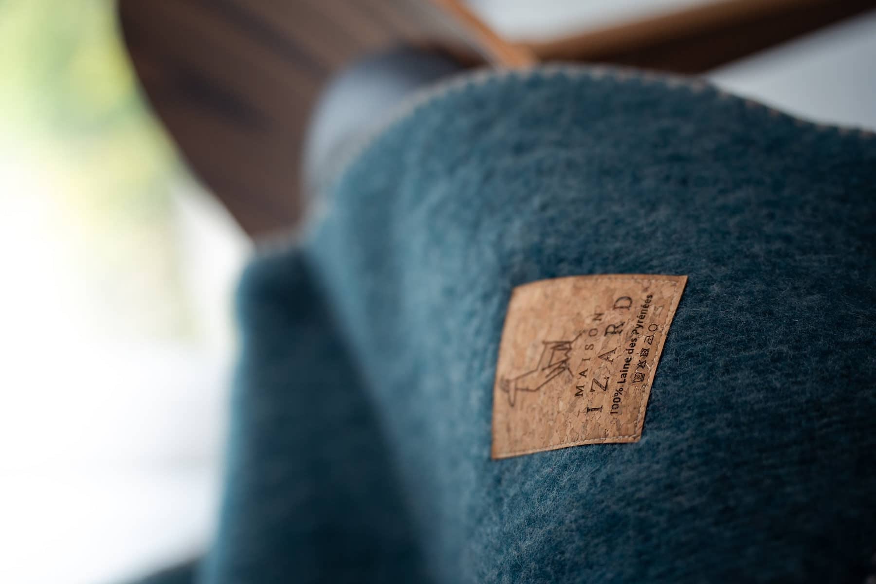 Plaid couverture, vert bleu paon, bords marrons, en 100% laine naturelle des Pyrénées, dimension 170x130, artisanat  made in france