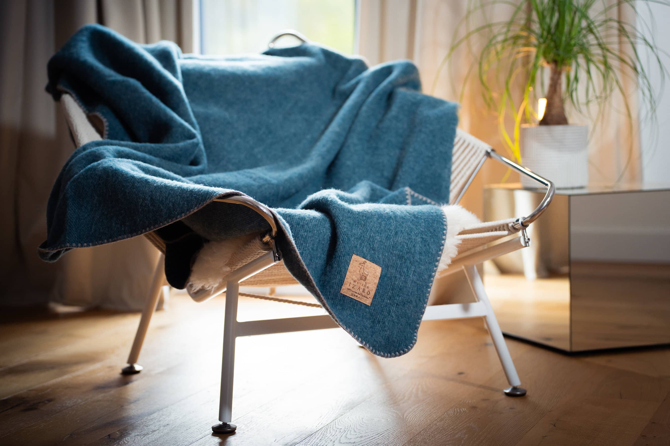 Plaid couverture, vert bleu paon, bords marrons, en 100% laine naturelle des Pyrénées, dimension 170x130, artisanat  made in france