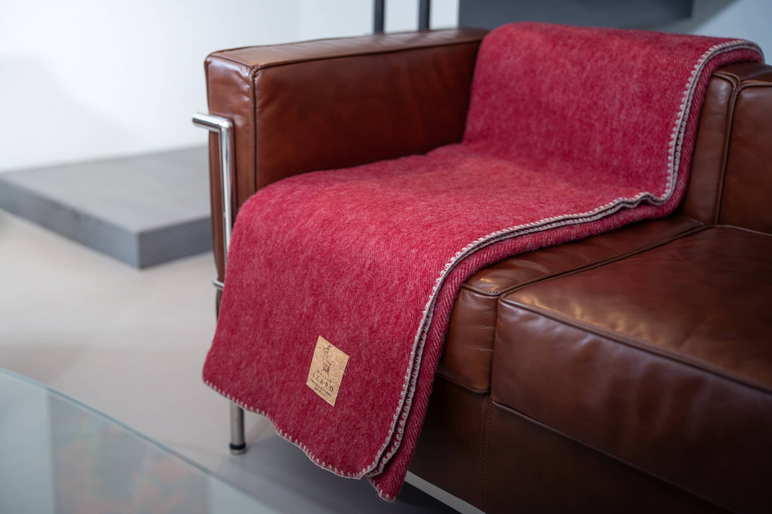 Plaid couverture, bordeaux rosé, bords marrons, en 100% laine naturelle des Pyrénées, dimension 170x130, artisanat made in france.