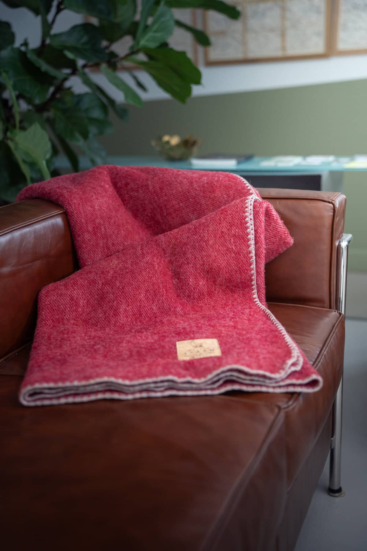 Plaid couverture, bordeaux rosé, bords marrons, en 100% laine naturelle des Pyrénées, dimension 170x130, artisanat made in france.