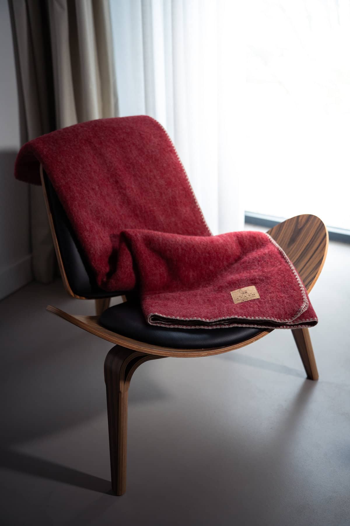 Plaid couverture, bordeaux rosé, bords marrons, en 100% laine naturelle des Pyrénées, dimension 170x130, artisanat made in france.