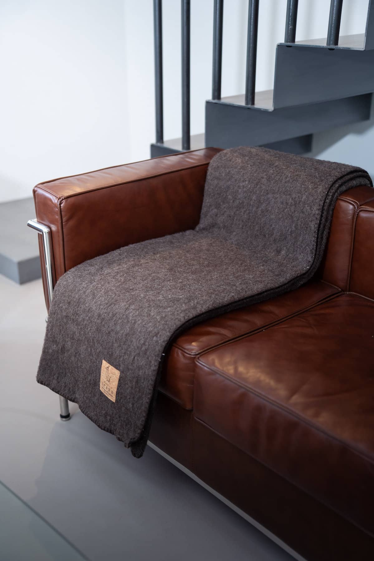 Plaid couverture, marron brun, bords marrons, en 100% laine naturelle des Pyrénées, dimension 170x130, artisanat made in france