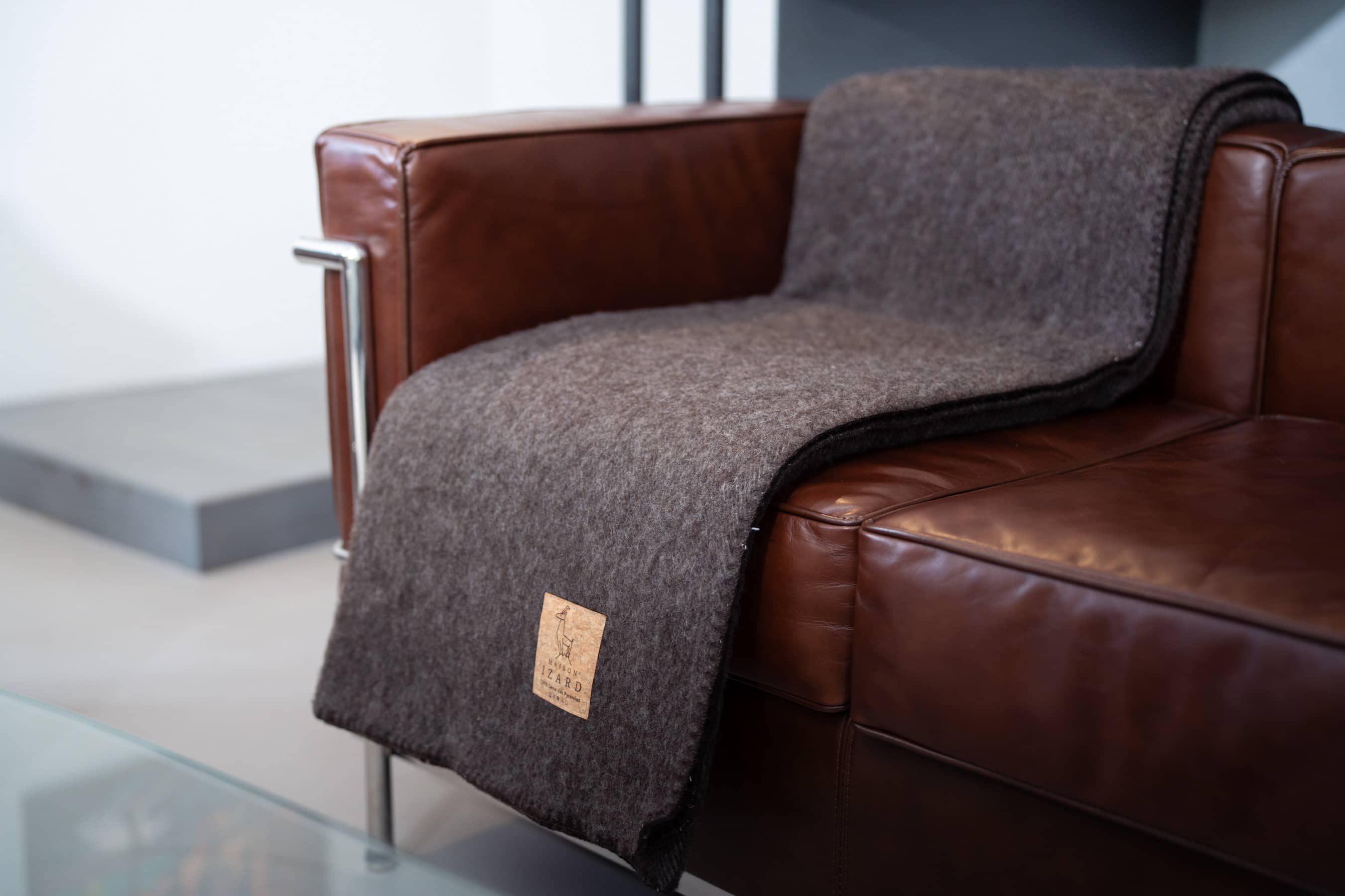 Plaid couverture, marron brun, bords marrons, en 100% laine naturelle des Pyrénées, dimension 170x130, artisanat made in france