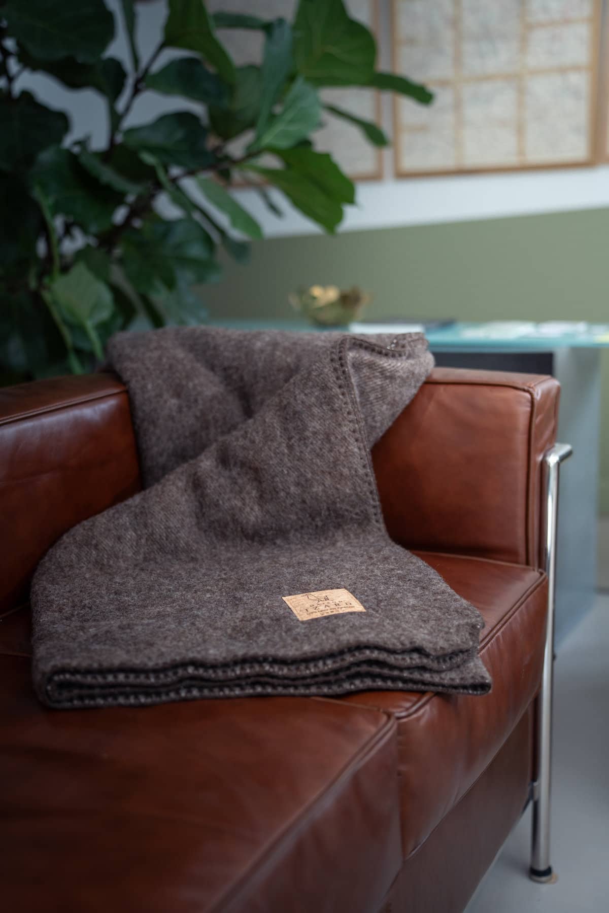 Plaid couverture, marron brun, bords marrons, en 100% laine naturelle des Pyrénées, dimension 170x130, artisanat made in france