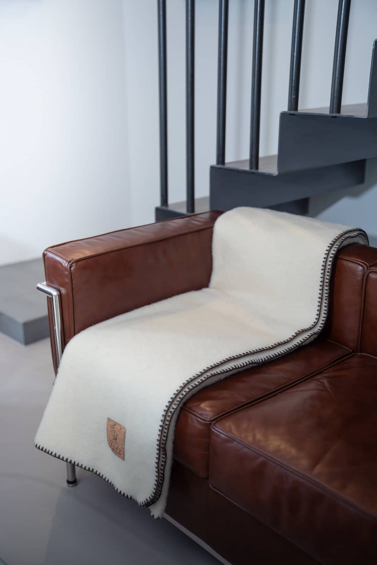 Plaid couverture, blanc écru, bords marrons, en 100% laine naturelle des Pyrénées, dimension 170x130, artisanat made in france