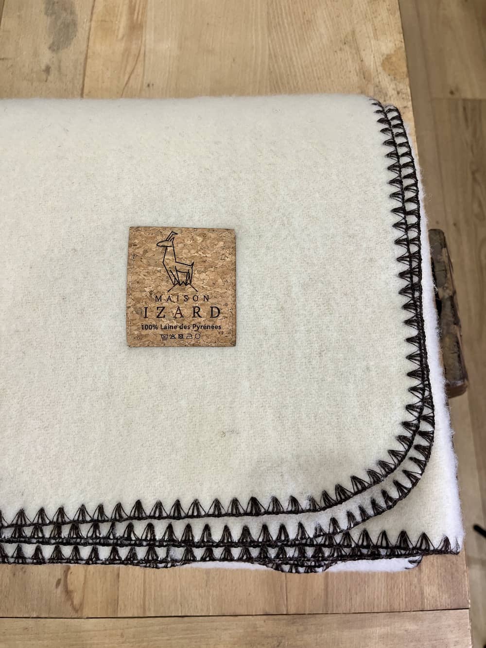 Plaid couverture, blanc écru, bords marrons, en 100% laine naturelle des Pyrénées, dimension 170x130, made in france