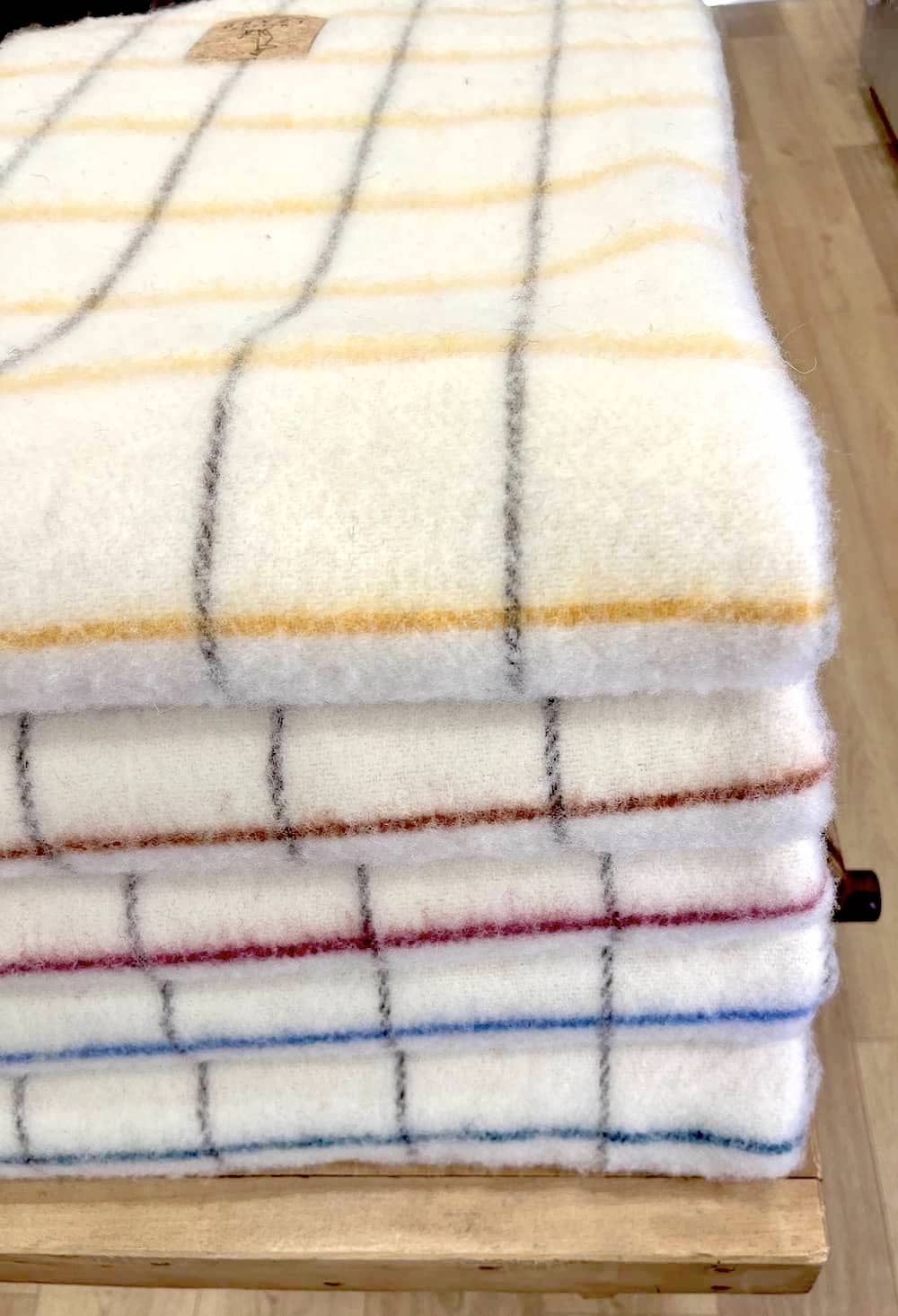 Plaid couverture vintage en 100% laine naturelle des Pyrénées, dimension 130x170, made in france, blanc écru, à carreaux, avec rayures bleues majorelle et marrons brun.
