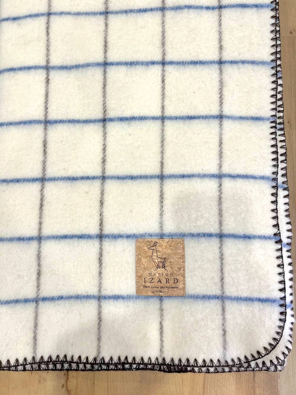 Plaid couverture vintage en 100% laine naturelle des Pyrénées, dimension 130x170, made in france, blanc écru, à carreaux, avec rayures bleues majorelle et marrons brun.
