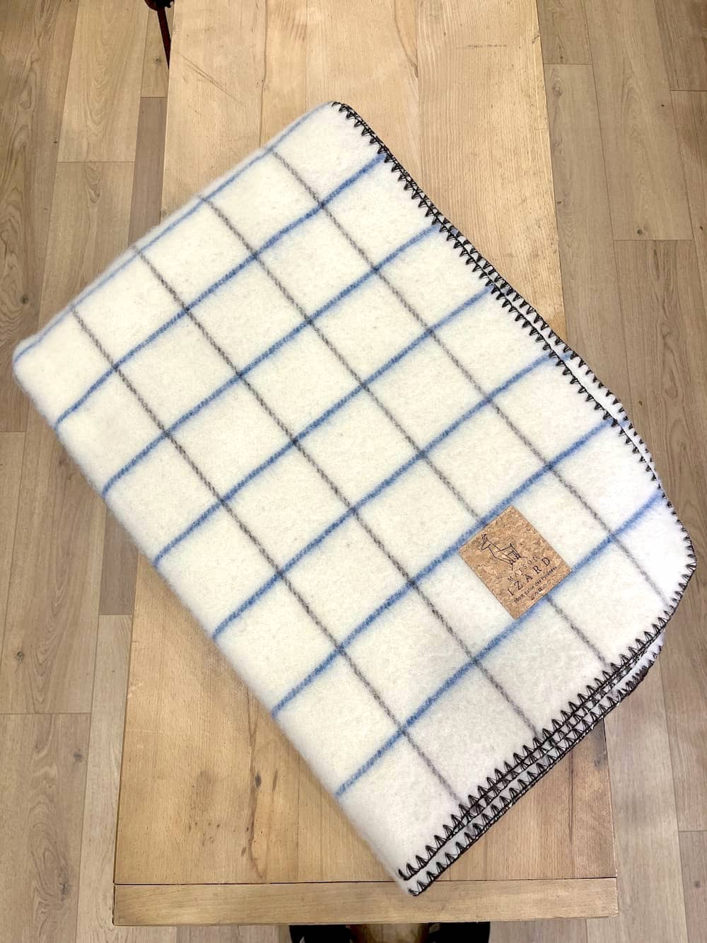 Plaid couverture vintage en 100% laine naturelle des Pyrénées, dimension 130x170, made in france, blanc écru, à carreaux, avec rayures bleues majorelle et marrons brun.