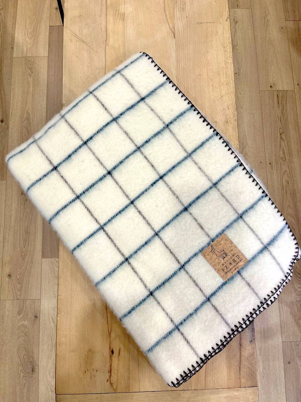 Plaid couverture vintage en 100% laine naturelle des Pyrénées, dimension 130x170, made in france, blanc écru, à carreaux, avec rayures bleues paon et marrons brun.