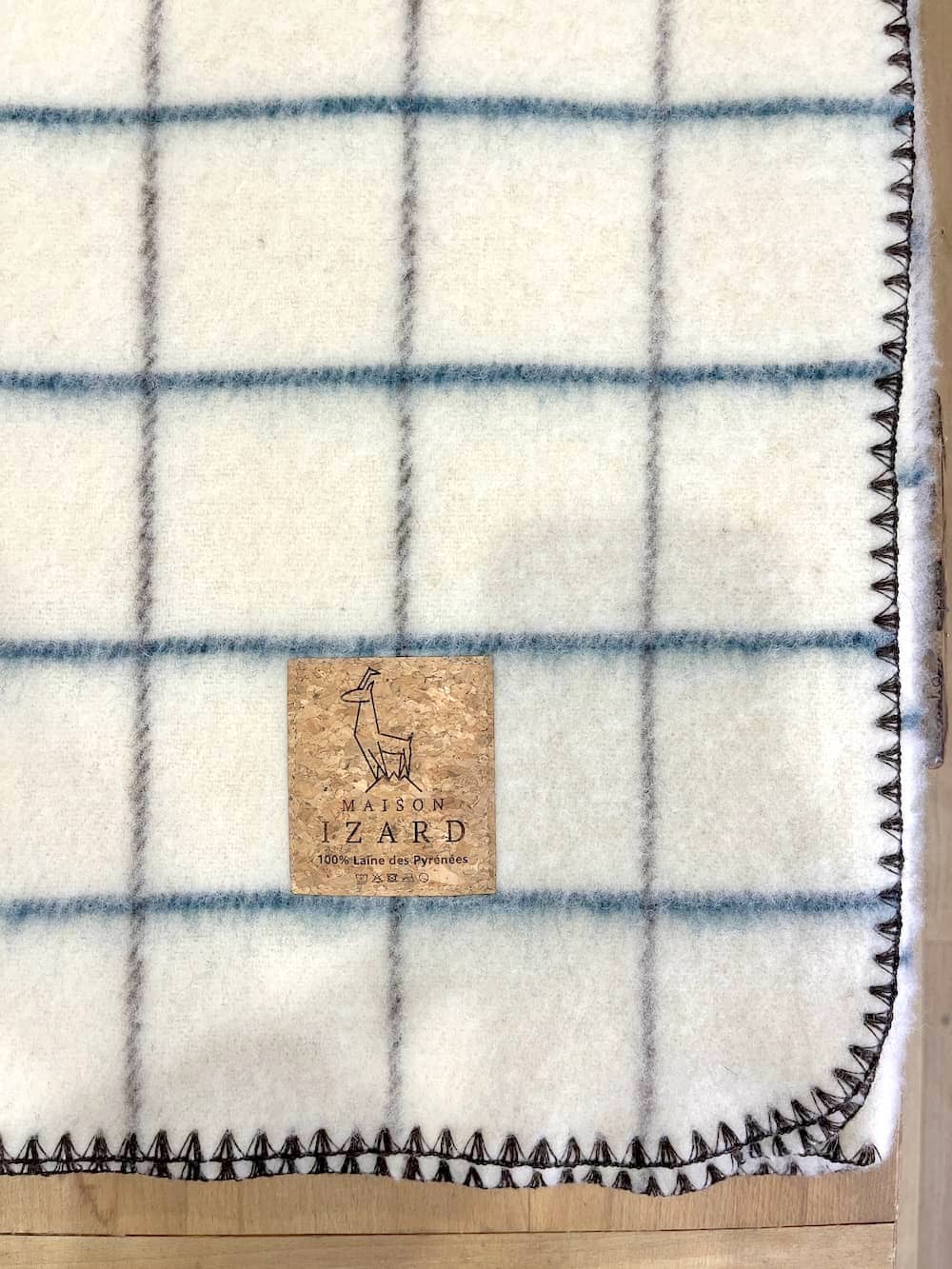Plaid couverture vintage en 100% laine naturelle des Pyrénées, dimension 130x170, made in france, blanc écru, à carreaux, avec rayures bleues paon et marrons brun.