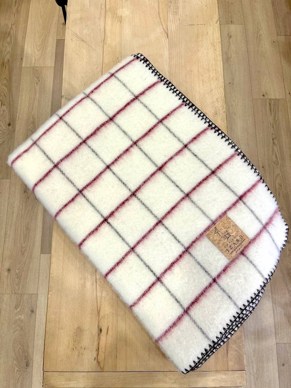 Plaid couverture vintage en 100% laine naturelle des Pyrénées, dimension 130x170, made in france, blanc écru, à carreaux, avec rayures bordeaux rosées et marrons brun.