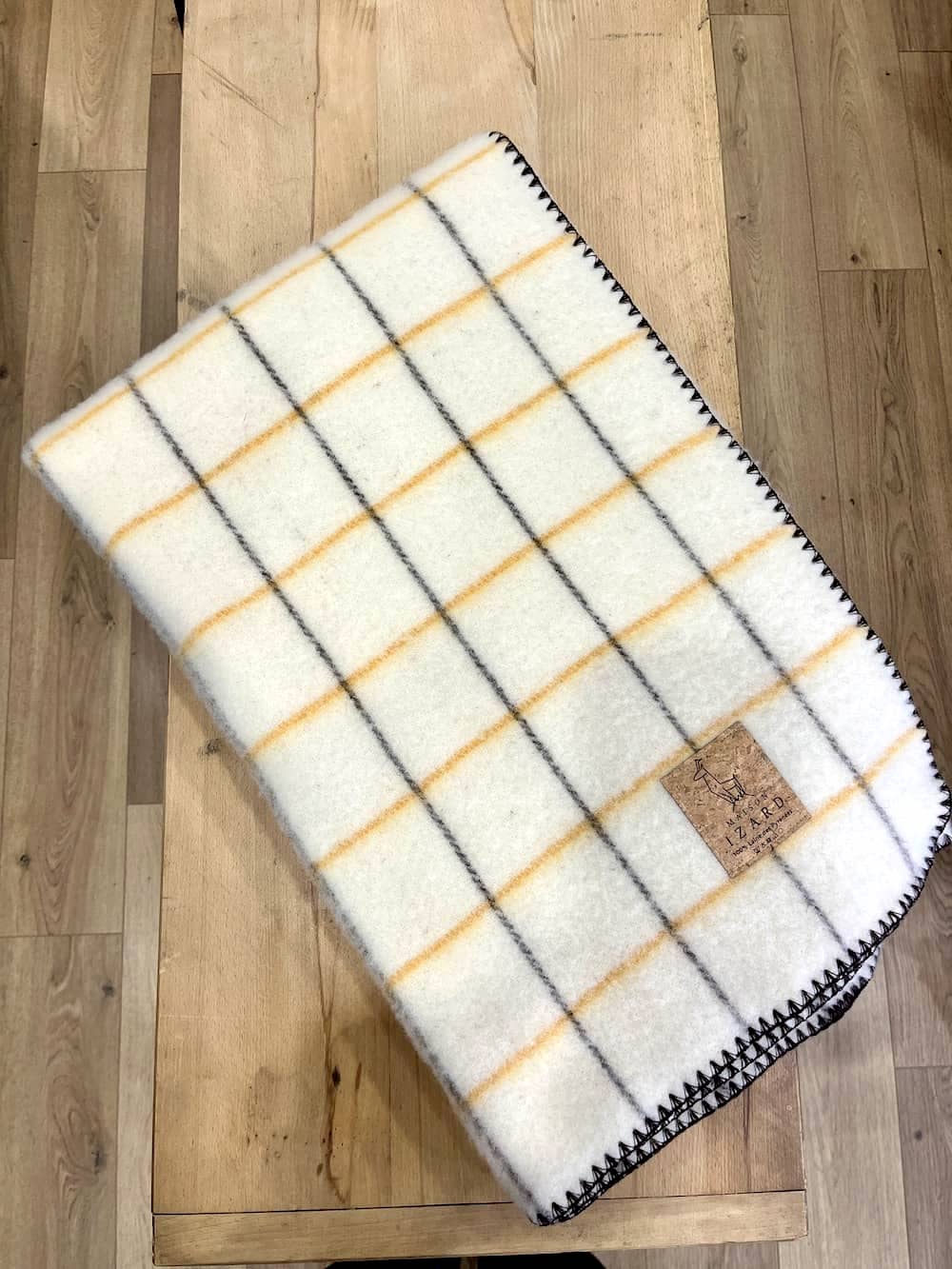 Plaid couverture vintage en 100% laine naturelle des Pyrénées, dimension 130x170, made in france, blanc écru, à carreaux, avec rayures jaunes dorées et marrons brun.