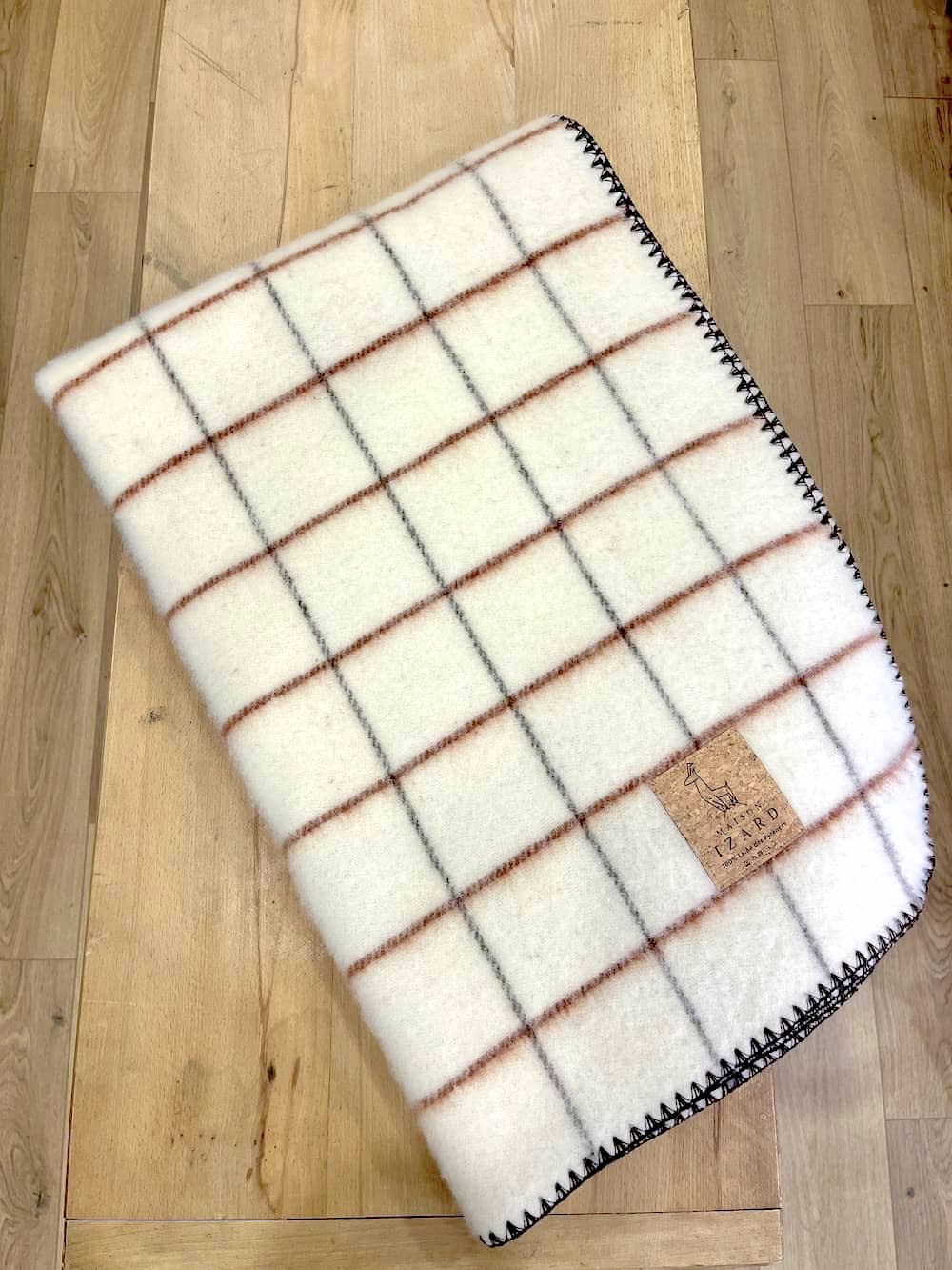 Plaid couverture vintage en 100% laine naturelle des Pyrénées, dimension 130x170, made in france, blanc écru, à carreaux, avec rayures terracotta brique et marrons brun.