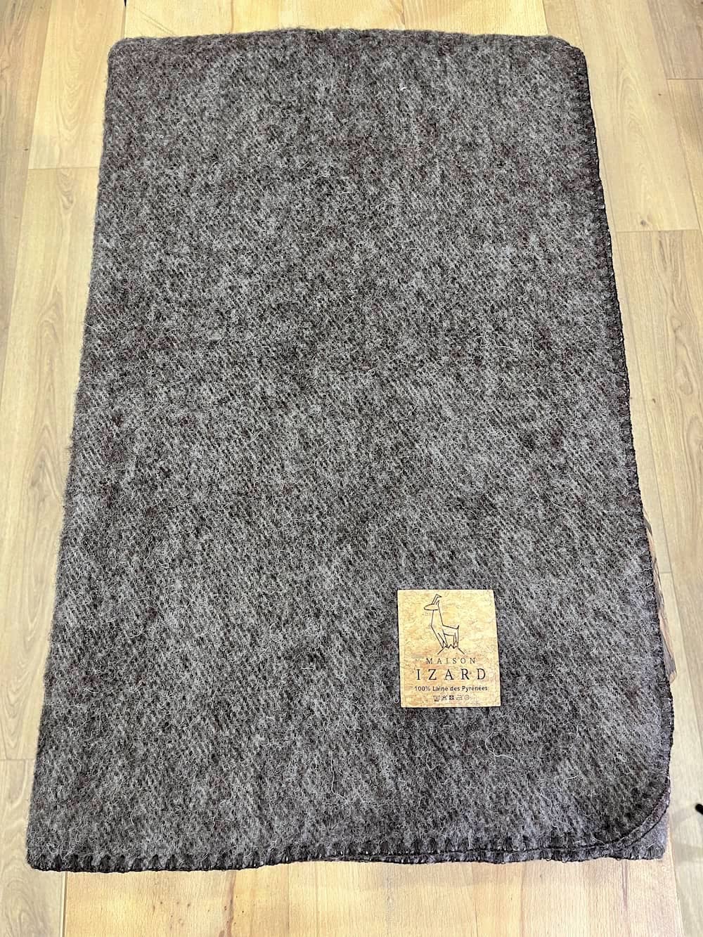 Plaid couverture, marron brun, bords marrons, en 100% laine naturelle des Pyrénées, dimension 170x130, made in france