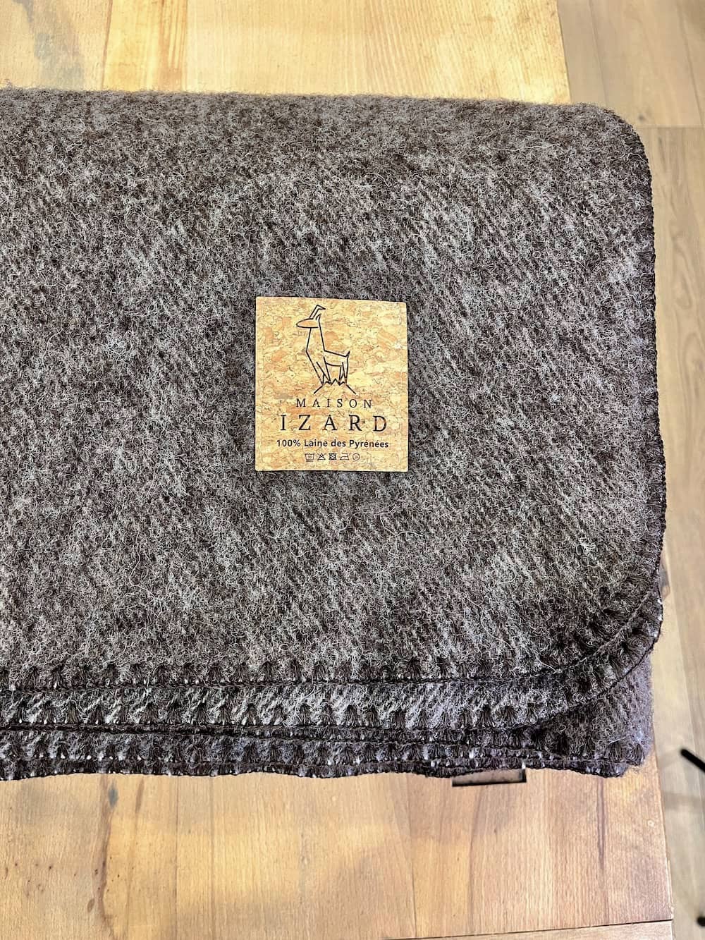Plaid couverture, marron brun, bords marrons, en 100% laine naturelle des Pyrénées, dimension 170x130, made in france