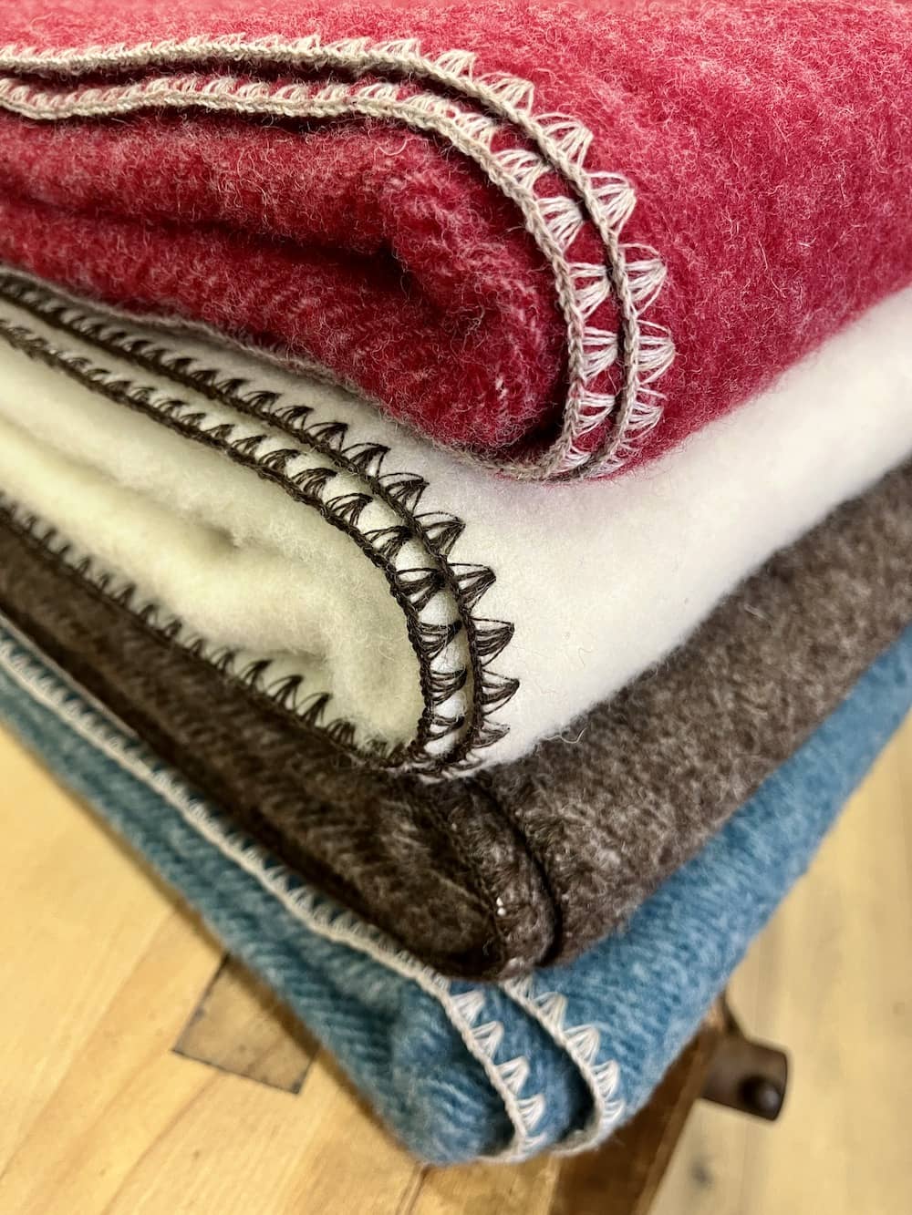 Plaid couverture, marron brun, bords marrons, en 100% laine naturelle des Pyrénées, dimension 170x130, made in france