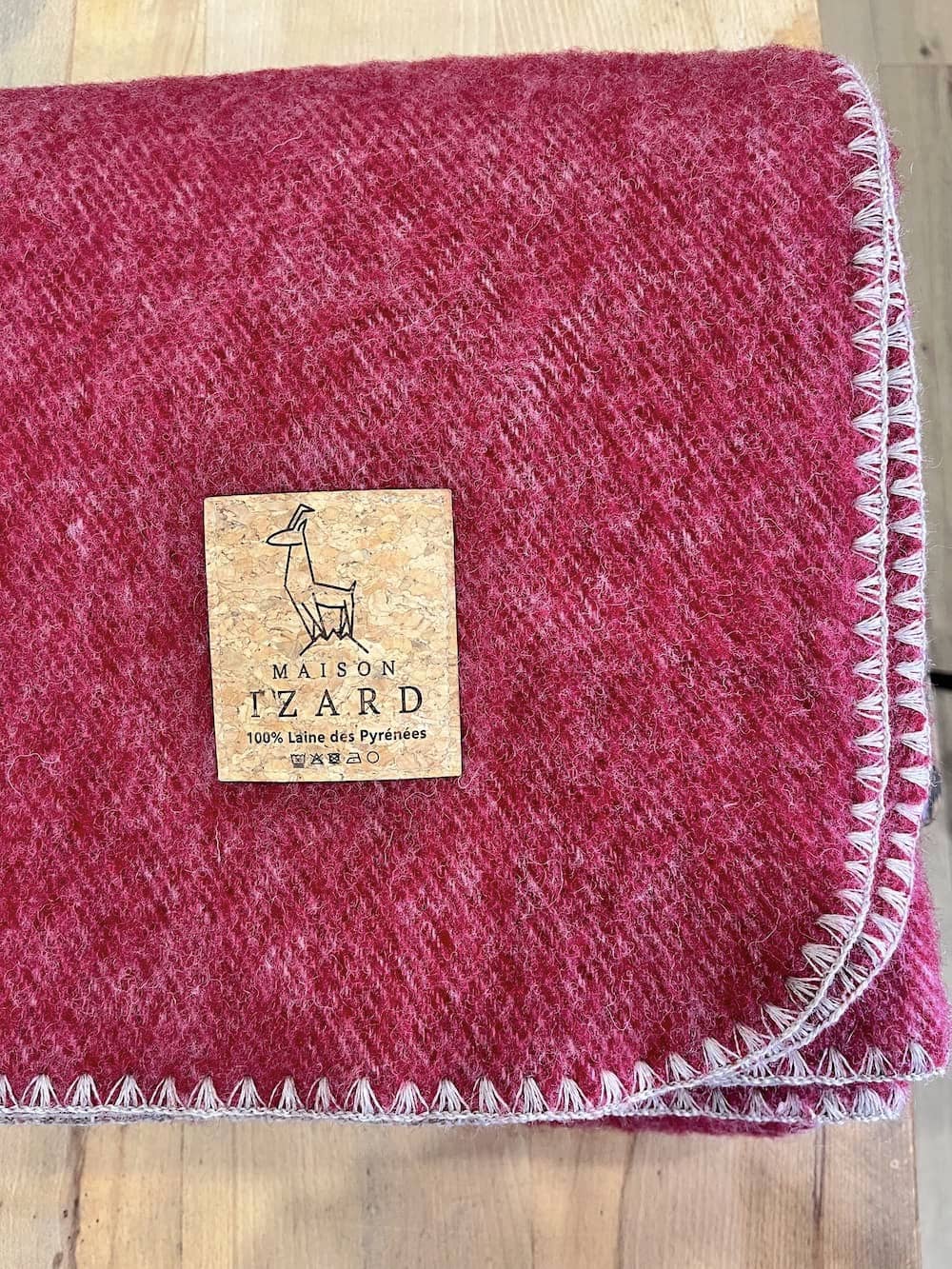 Plaid couverture, bordeaux rosé, bords marrons, en 100% laine naturelle des Pyrénées, dimension 170x130, made in france