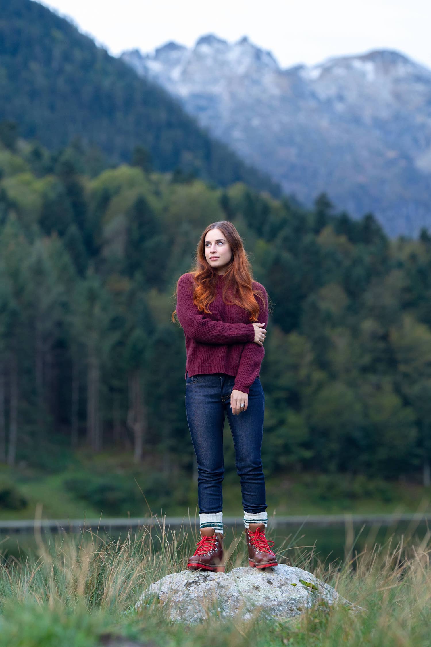 Pull éthique et responsable femme Néou, raglan à cote, rouge bordeaux, en laine des Pyrenées et coton recycle Maison Izard made in France