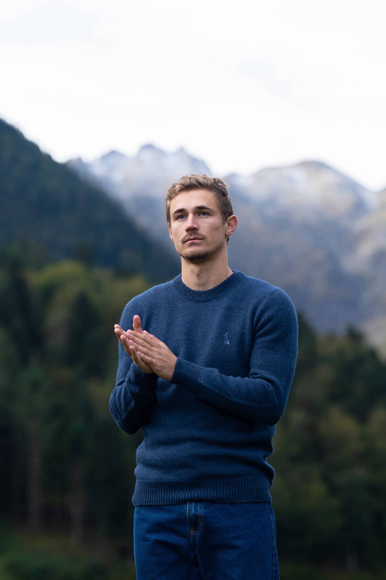 pull éthique homme col rond bleu en laine des Pyrénées et coton recyclé ♻️, made in France 🇫🇷, maison izard