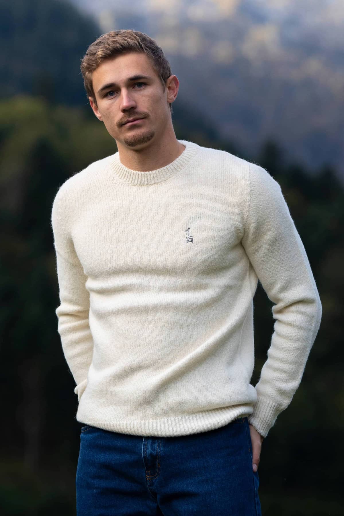 pull éthique homme col rond blanc écru en laine des Pyrénées et coton recyclé, made in France, maison izard