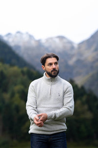 pull éthique homme col camionneur montant gris clair en laine des Pyrénées et coton recyclé ♻️, made in France 🇫🇷, maison izard