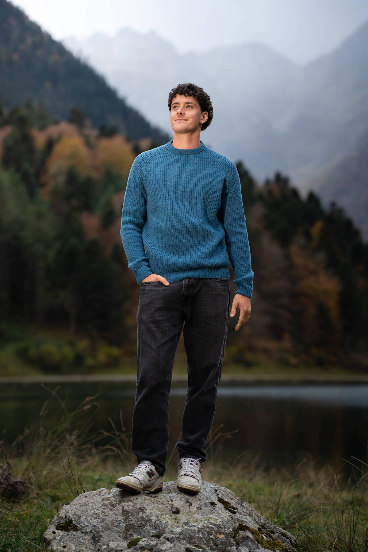 pull homme raglan épais, chaud, éthique et responsable, bleu ocean, en laine naturelle des Pyrénées et coton recyclé, artisanat made in France, Maison Izard