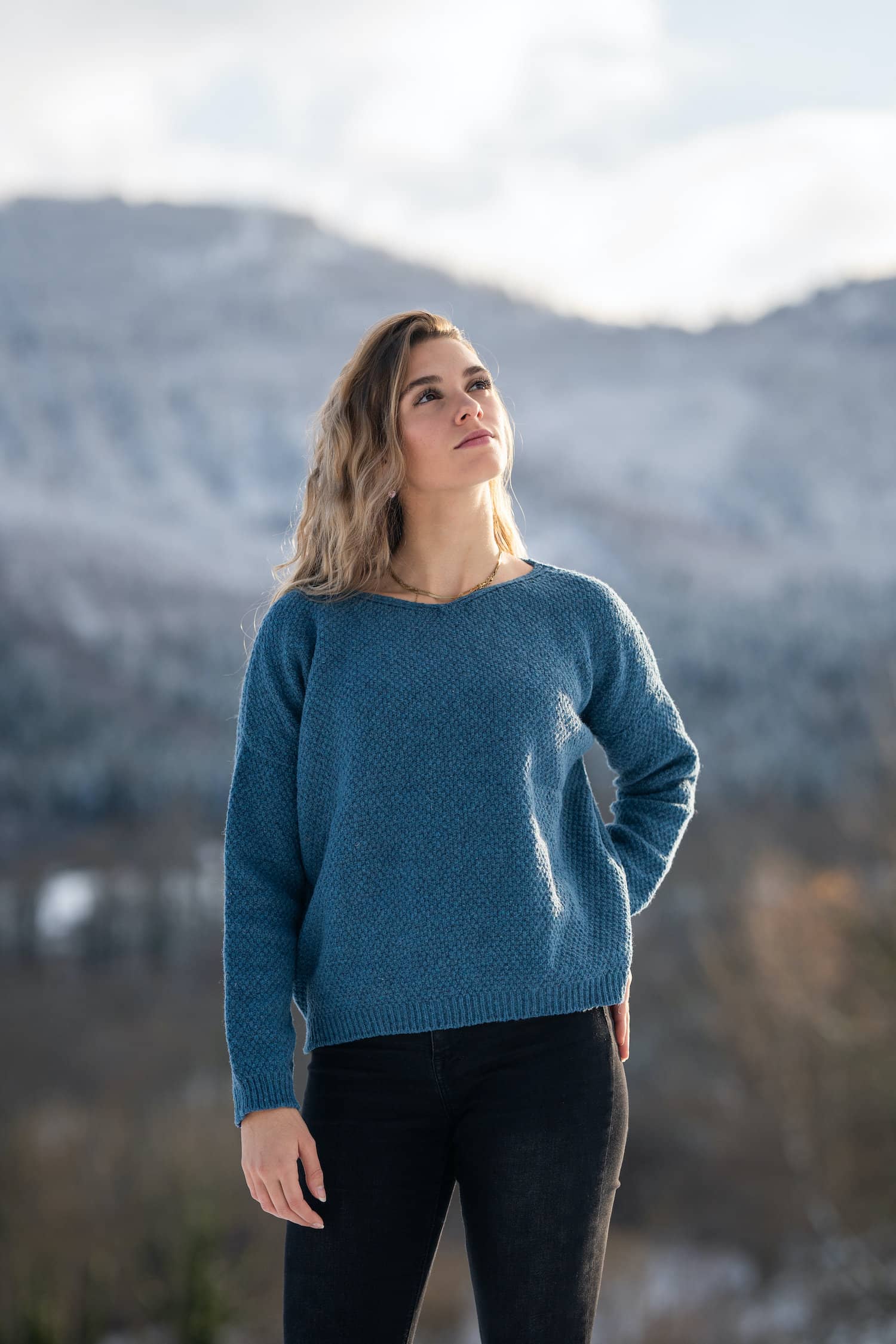 pull femme éthique et responsable, coupe loose oversize col V, bleu océan, en laine des Pyrénées et coton recyclé, made in France, maison Izard