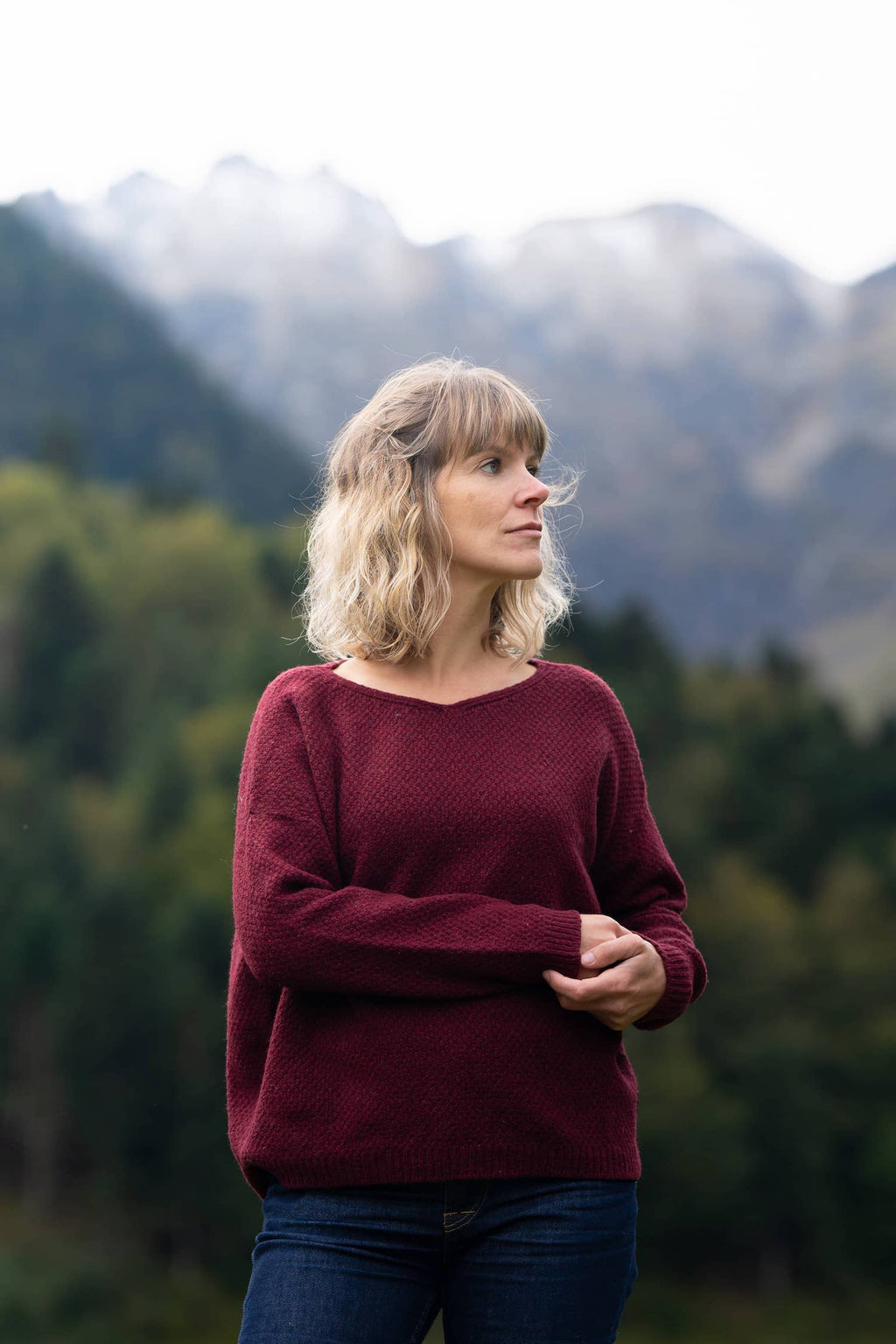 pull femme éthique et responsable, coupe loose oversize col V, rouge bordeaux, en laine des Pyrénées et coton recyclé, made in France, maison Izard