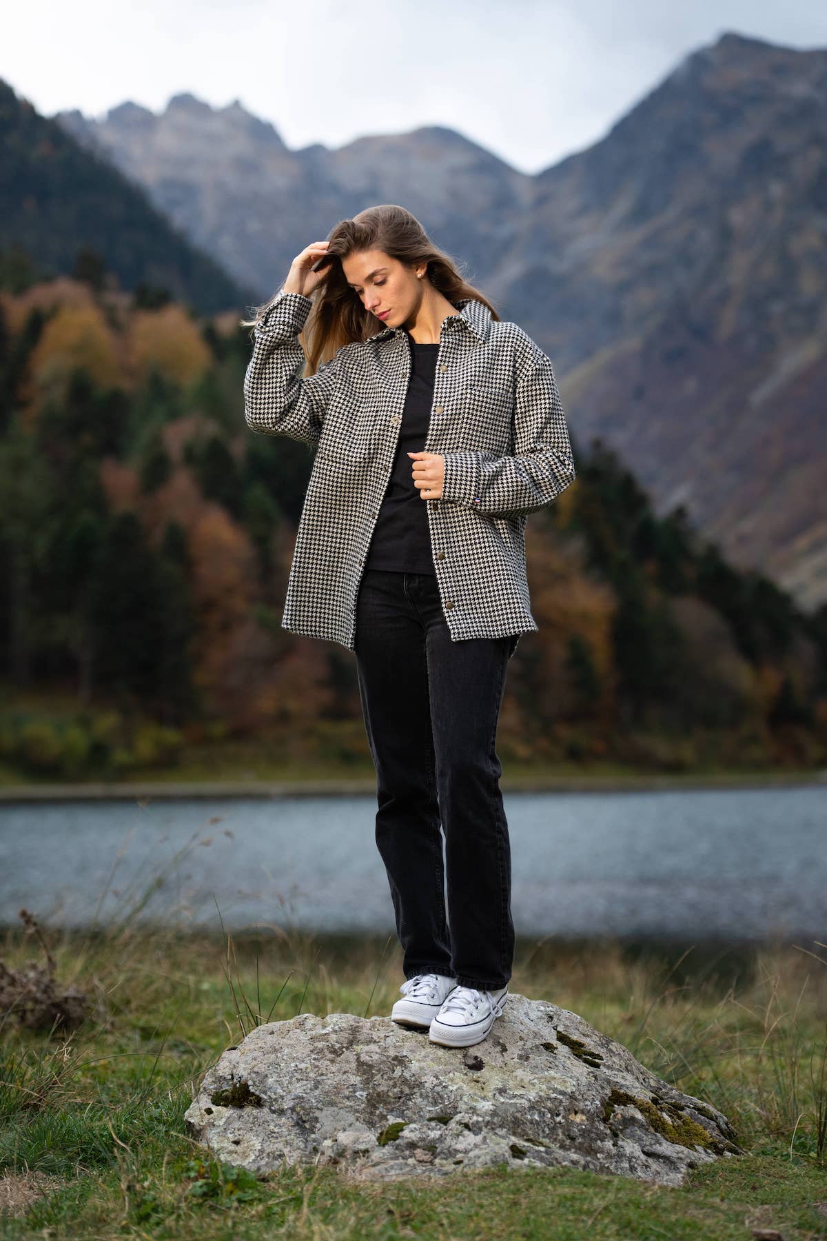 surchemise mixte éthique et responsable, manestiau, oversize, loose, ample, en laine française recyclée, motif pied de poule, pied de coq, écru et noir, maison Izard, artisanat made in France, Pyrenées