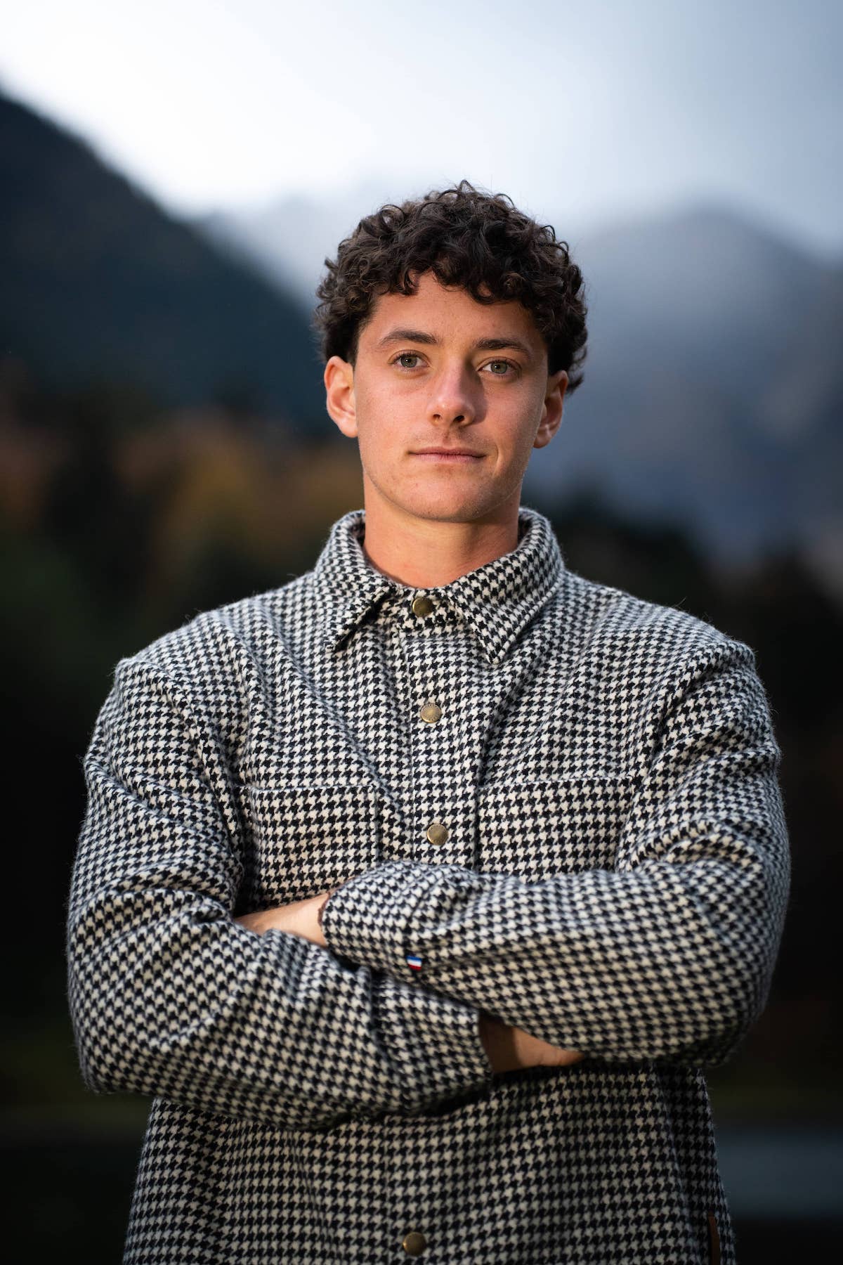 surchemise mixte éthique et responsable, manestiau, oversize, loose, ample, en laine française recyclée, motif pied de poule, pied de coq, écru et noir, maison Izard, artisanat made in France, Pyrenées