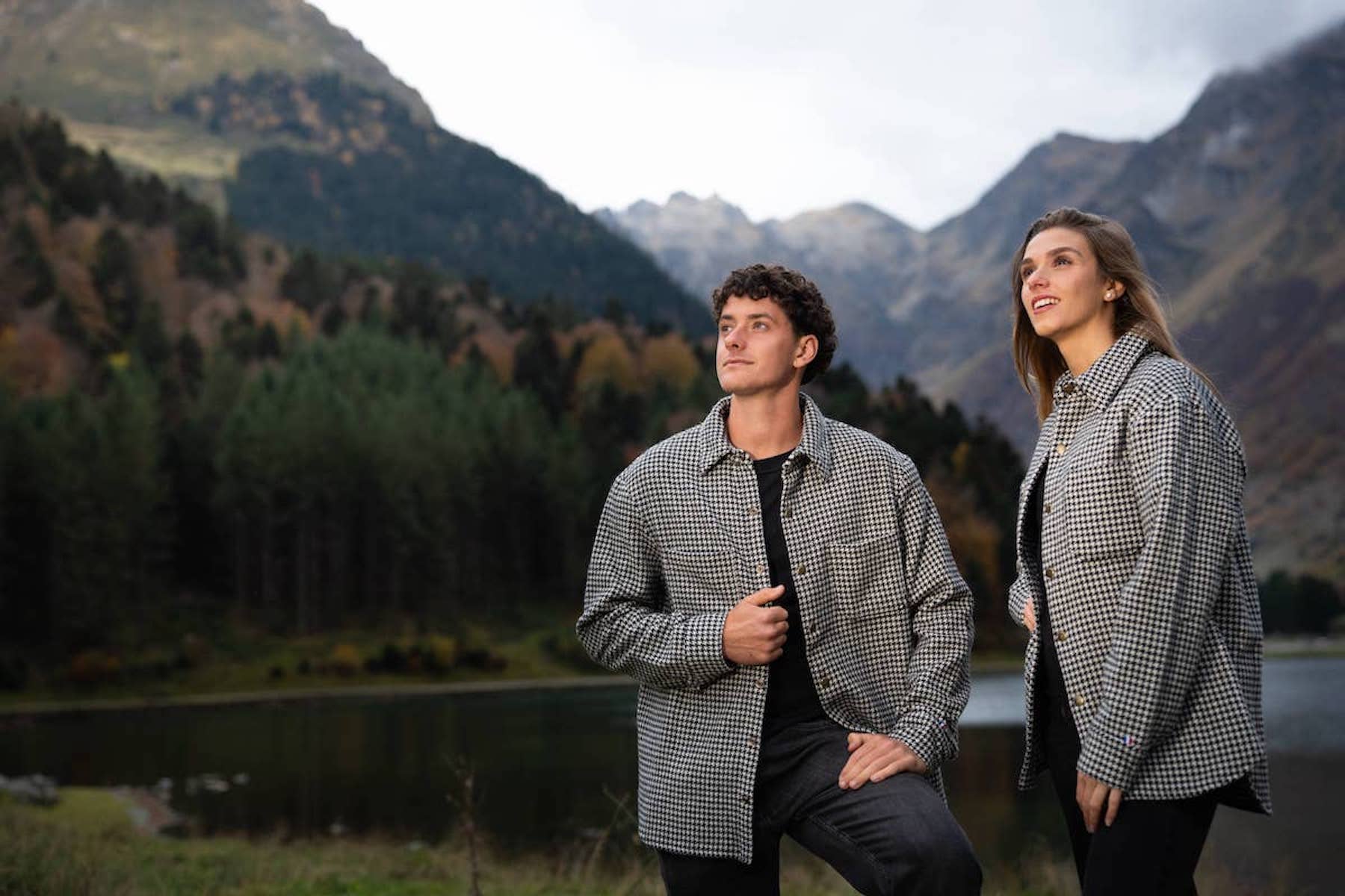 surchemise mixte éthique et responsable, manestiau, oversize, loose, ample, en laine française recyclée, motif pied de poule, pied de coq, écru et noir, maison Izard, artisanat made in France, Pyrenées