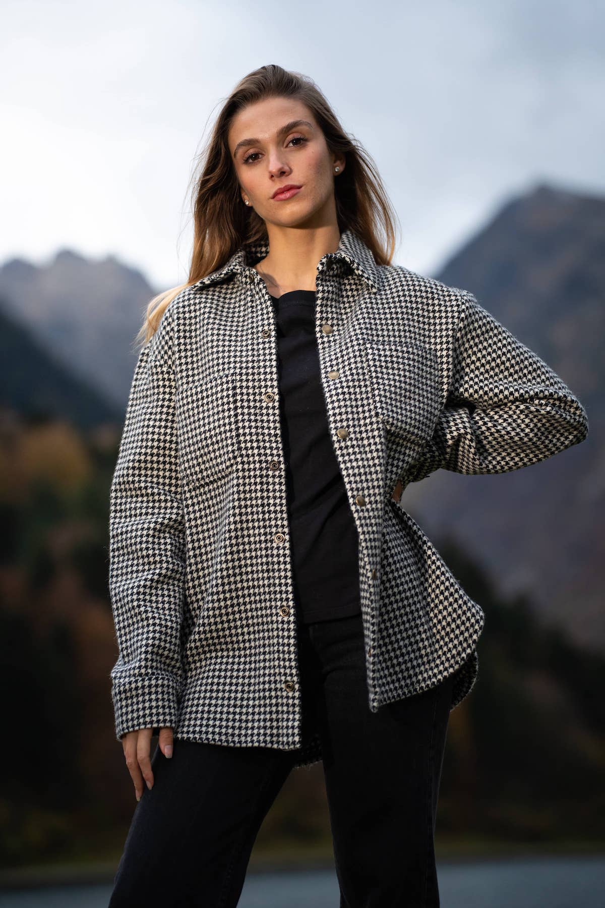 surchemise mixte éthique et responsable, manestiau, oversize, loose, ample, en laine française recyclée, motif pied de poule, pied de coq, écru et noir, maison Izard, artisanat made in France, Pyrenées