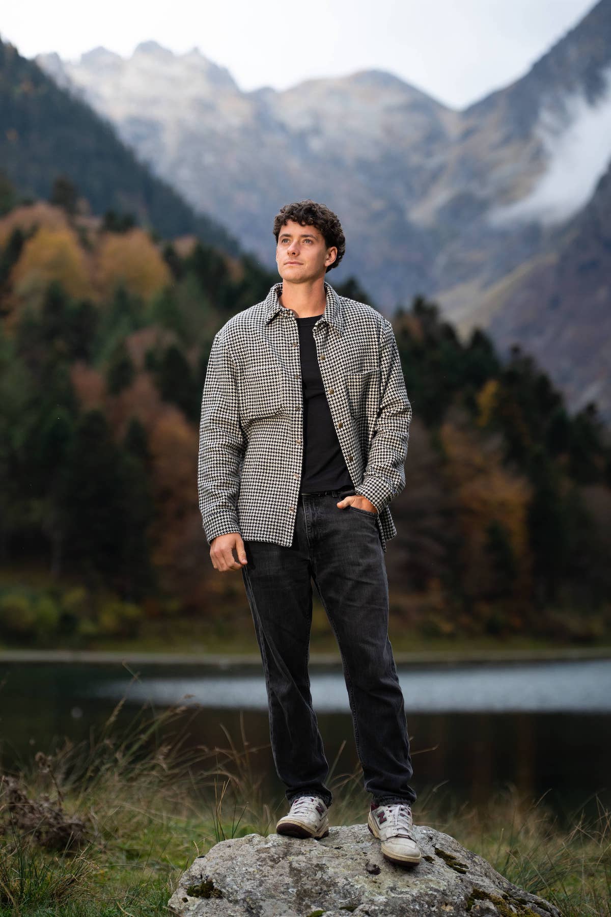 surchemise mixte éthique et responsable, manestiau, oversize, loose, ample, en laine française recyclée, motif pied de poule, pied de coq, écru et noir, maison Izard, artisanat made in France, Pyrenées